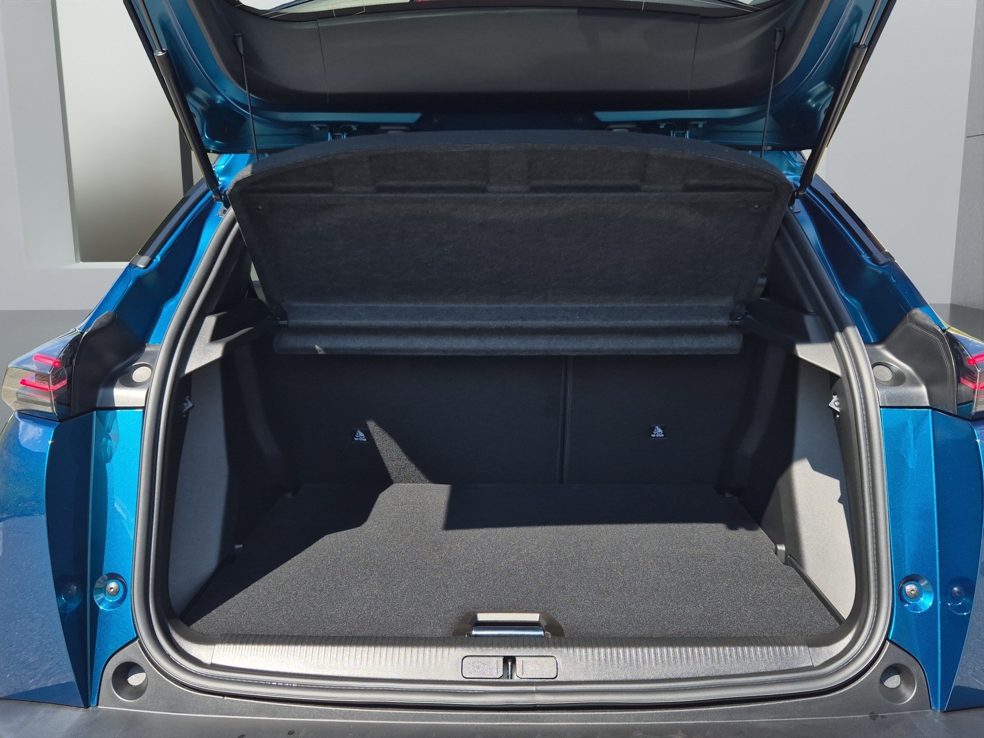PEUGEOT 2008 1.2 Hybrid 145 GT Exclusive-image-17