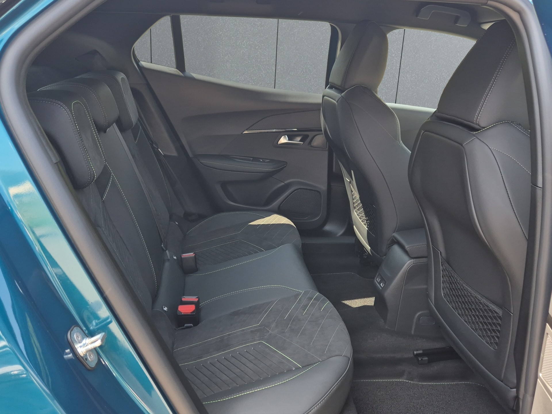PEUGEOT 2008 1.2 Hybrid 145 GT Exclusive-image-16