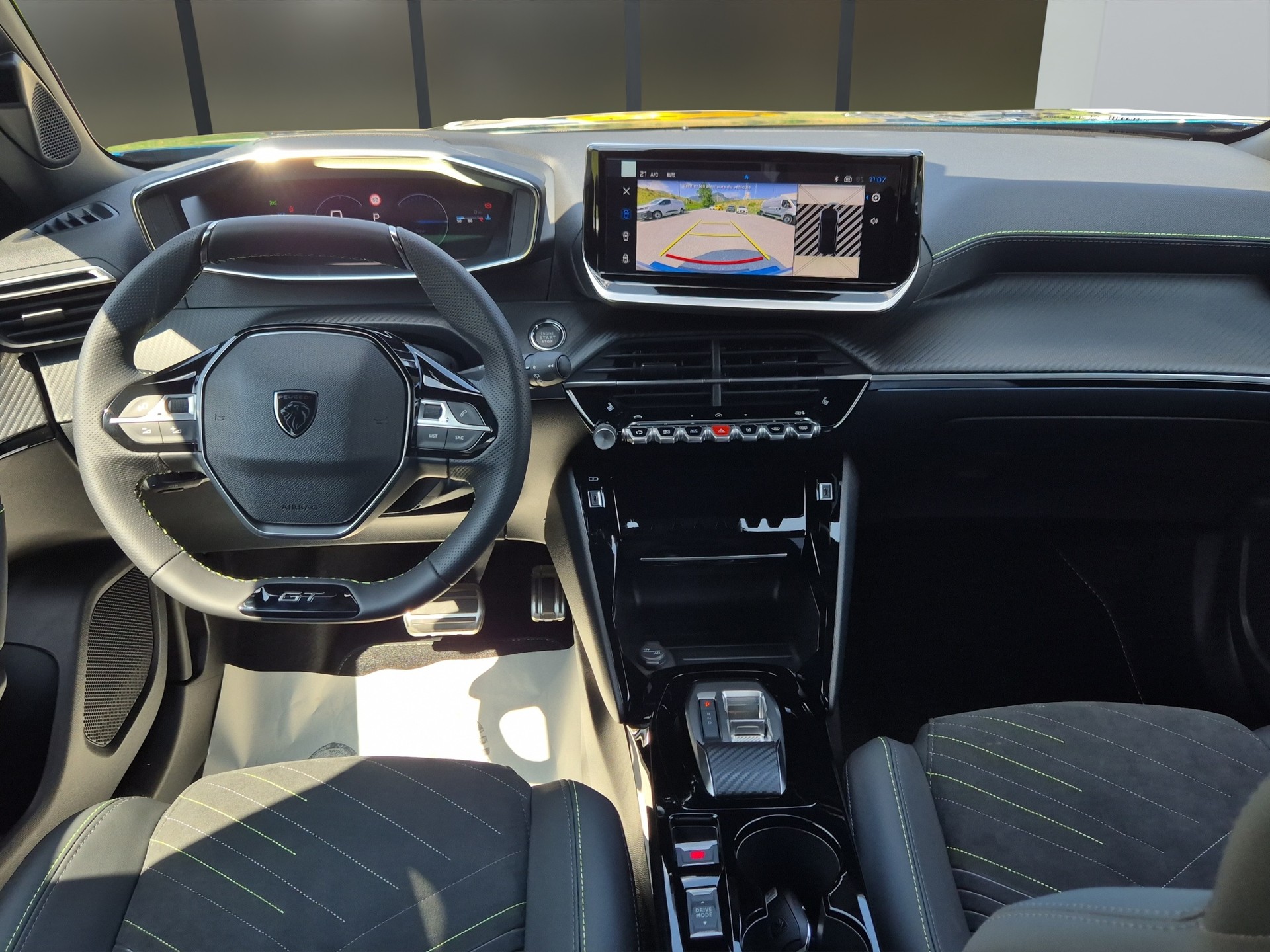 PEUGEOT 2008 1.2 Hybrid 145 GT Exclusive-image-12