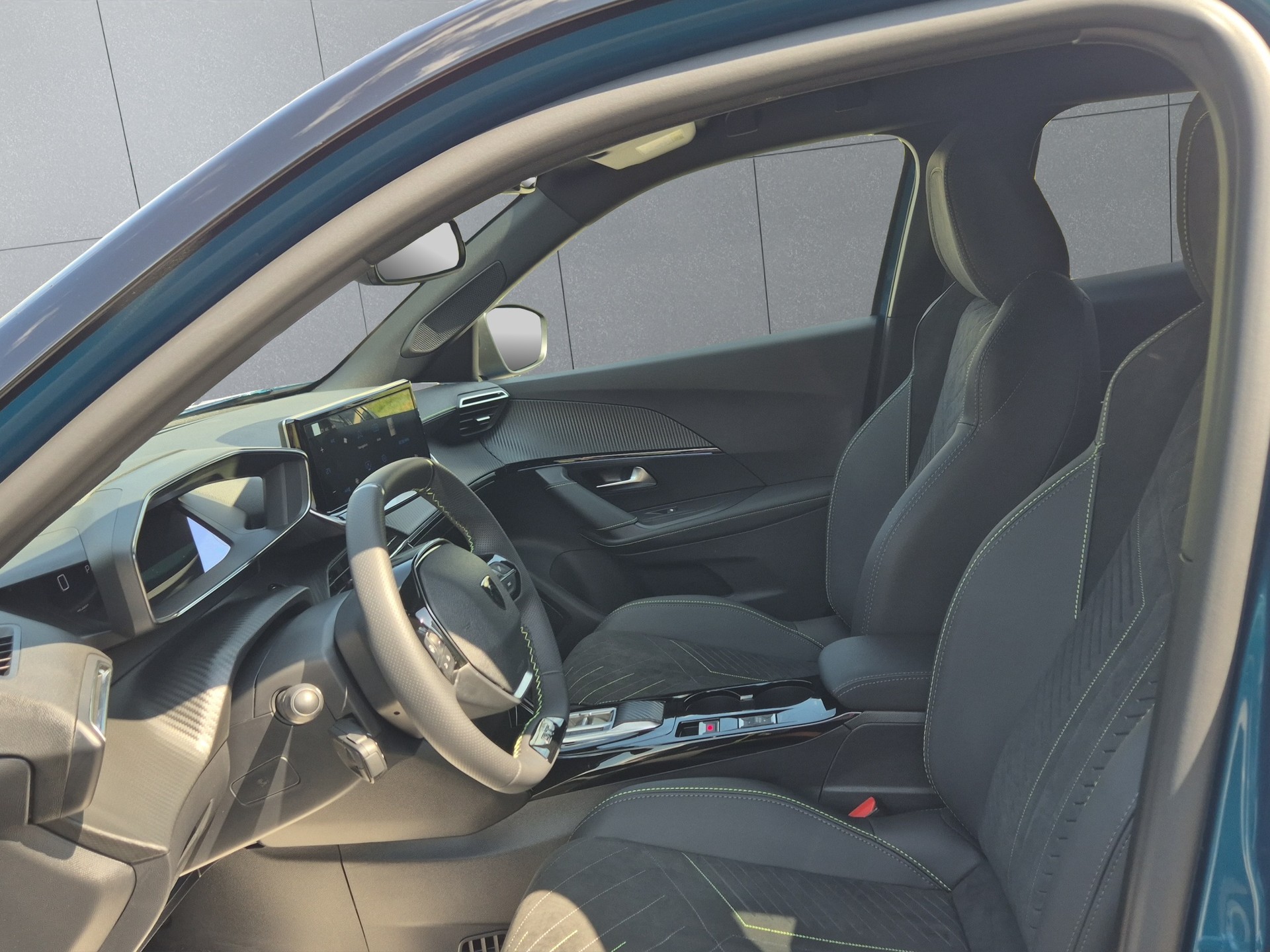 PEUGEOT 2008 1.2 Hybrid 145 GT Exclusive-image-8