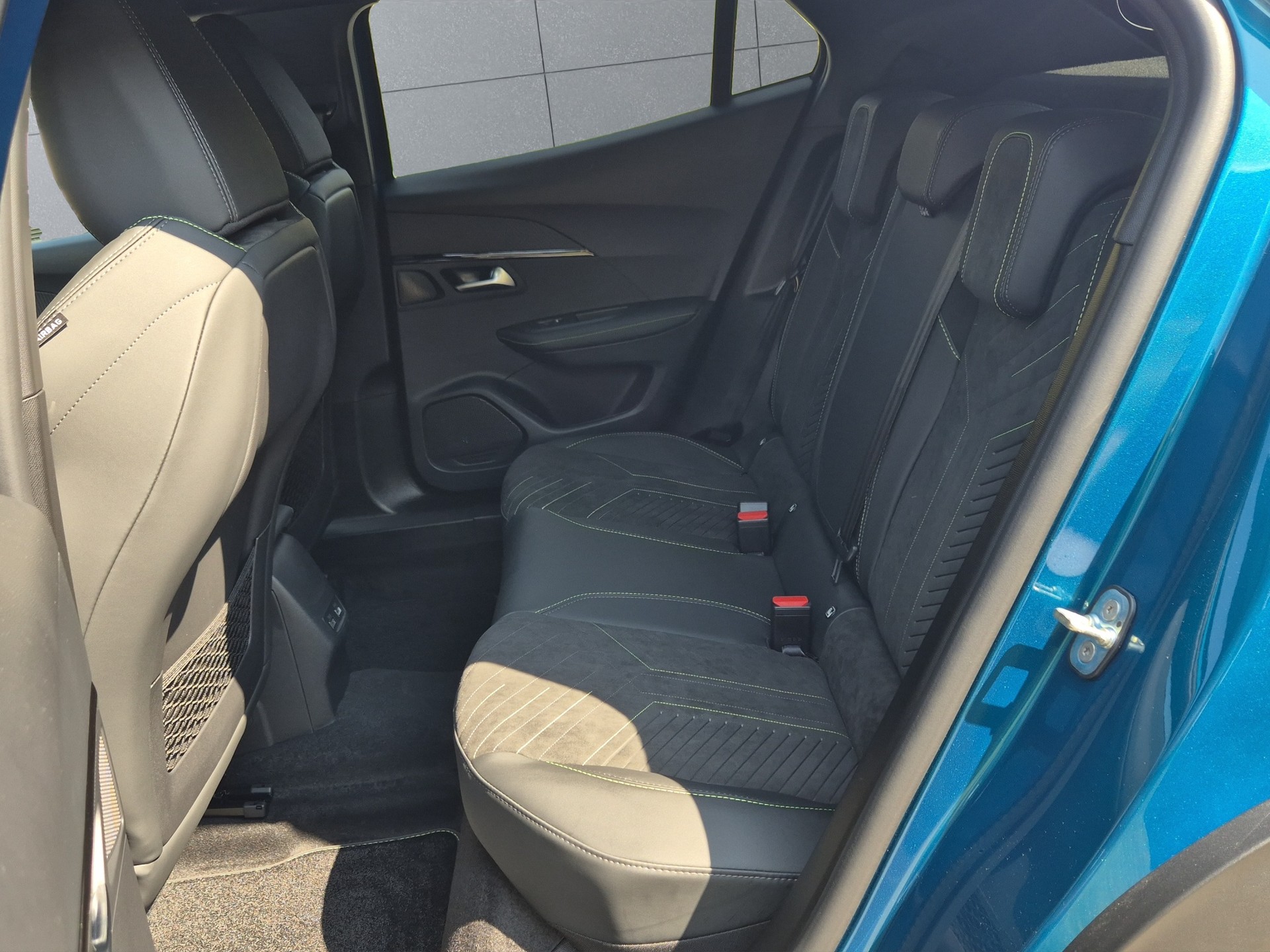 PEUGEOT 2008 1.2 Hybrid 145 GT Exclusive-image-11