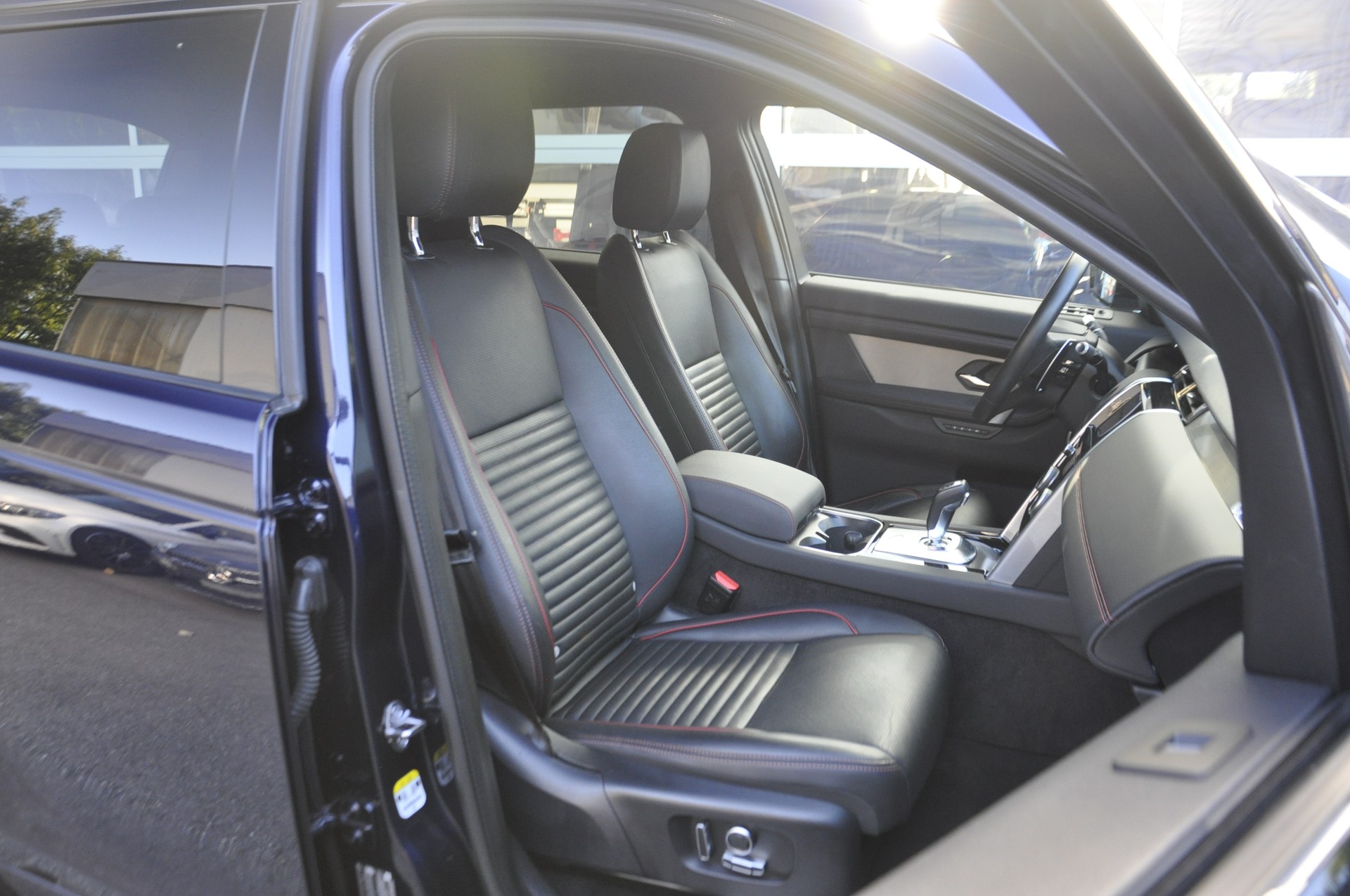LAND ROVER Discovery Sport R Dyn P300e 1.5 PHEV SE AT8-image-6