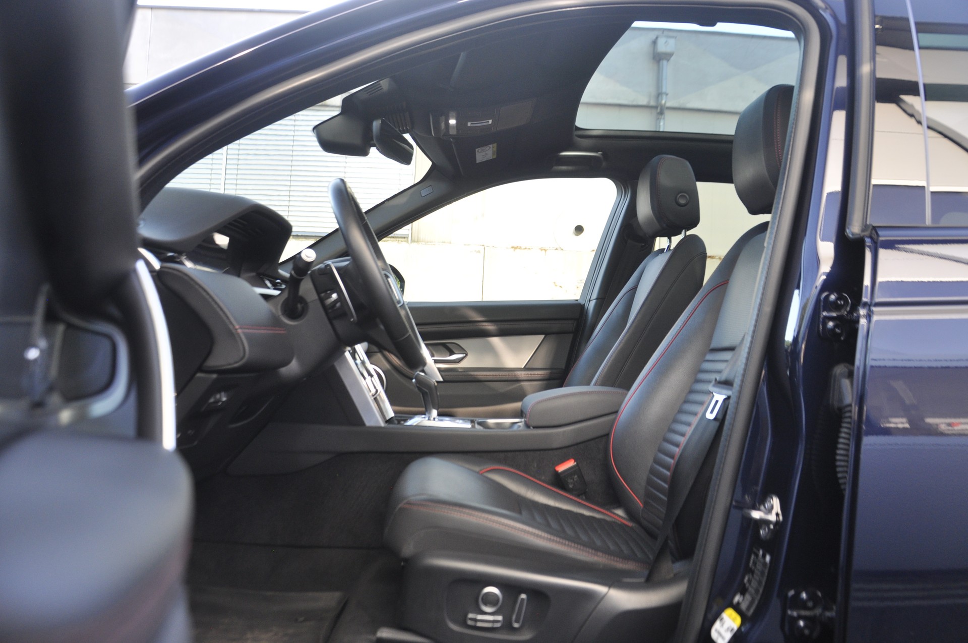 LAND ROVER Discovery Sport R Dyn P300e 1.5 PHEV SE AT8-image-3