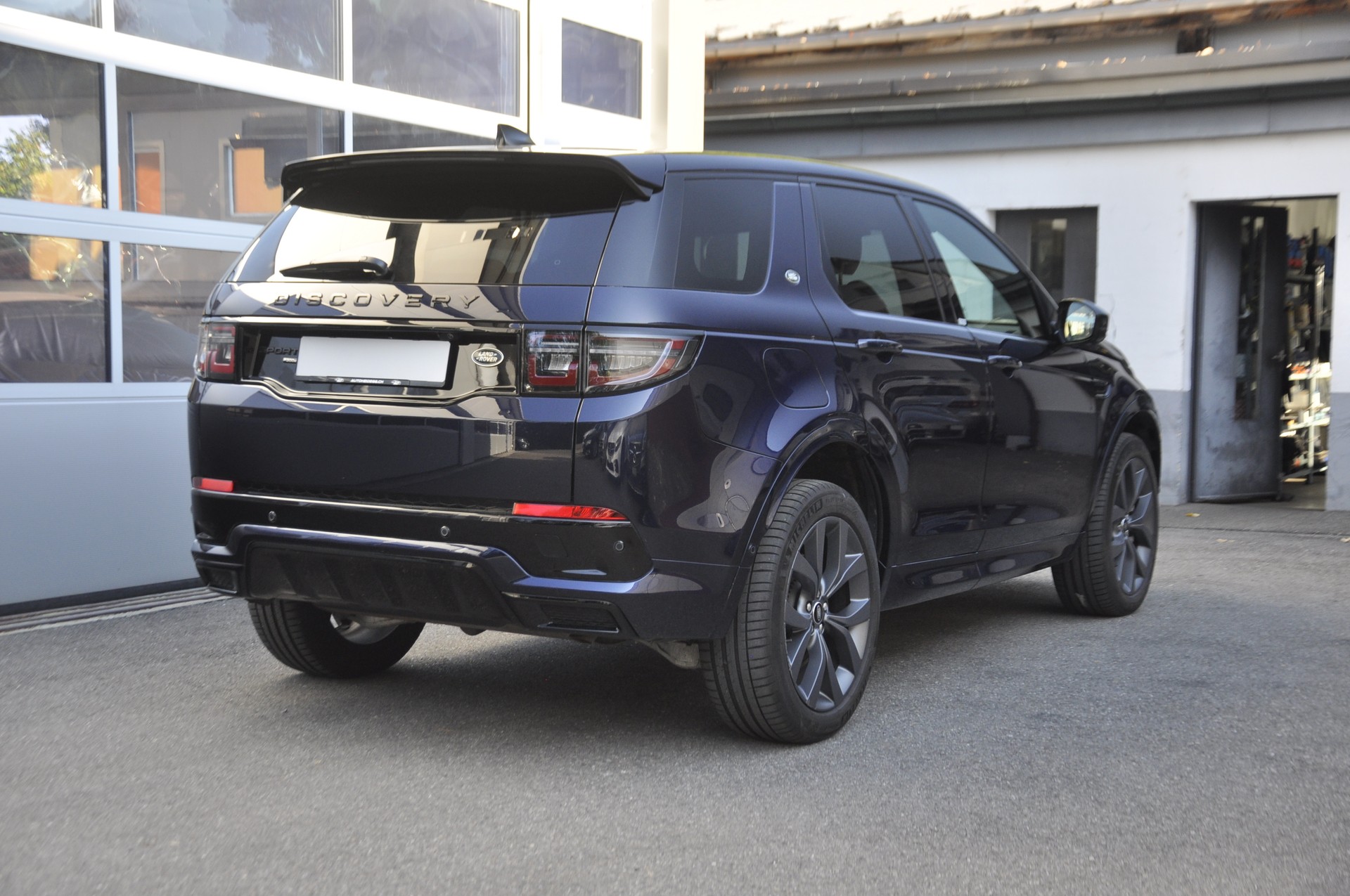 LAND ROVER Discovery Sport R Dyn P300e 1.5 PHEV SE AT8-image-2