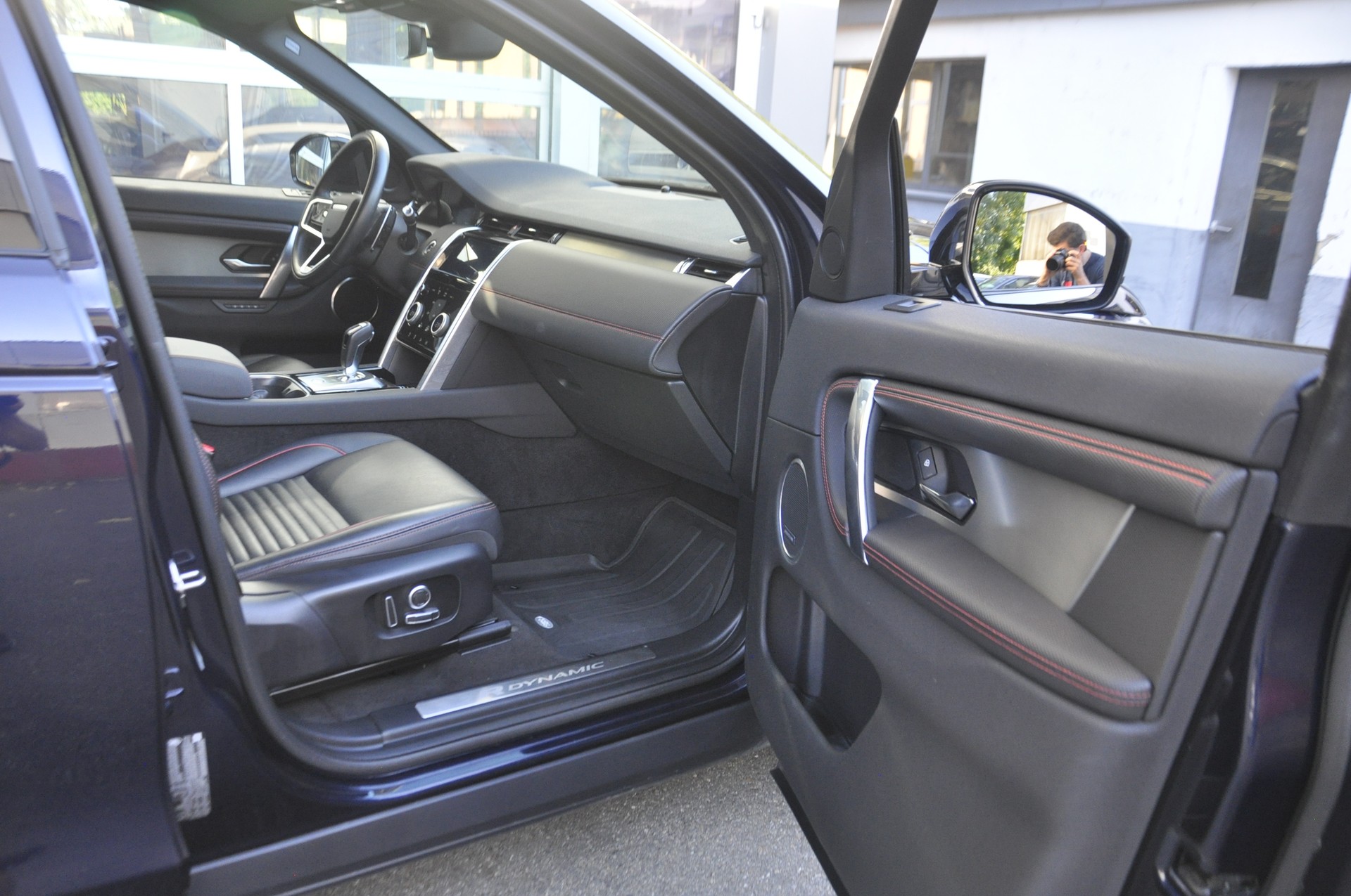 LAND ROVER Discovery Sport R Dyn P300e 1.5 PHEV SE AT8-image-5
