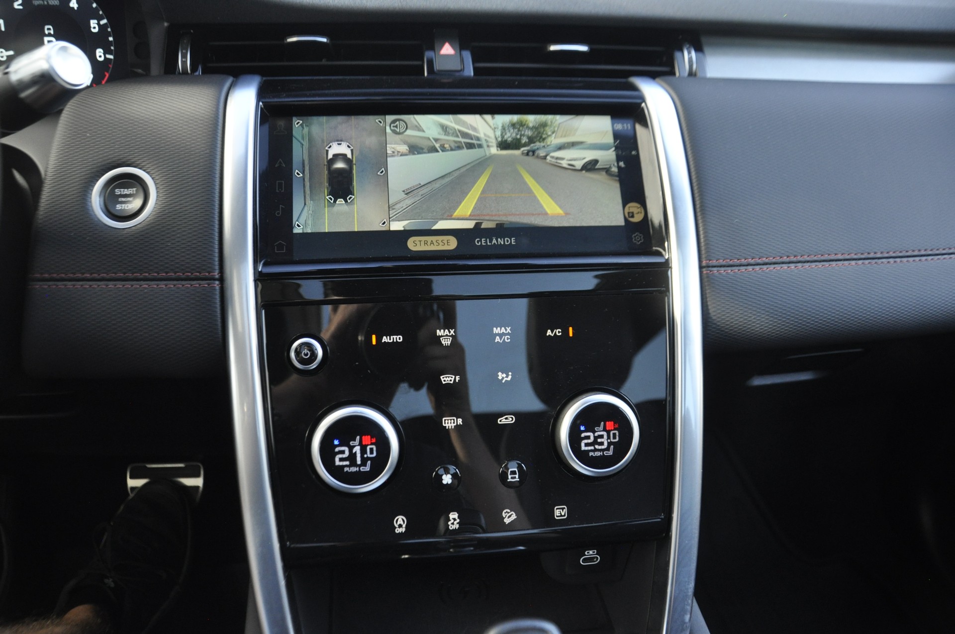 LAND ROVER Discovery Sport R Dyn P300e 1.5 PHEV SE AT8-image-9