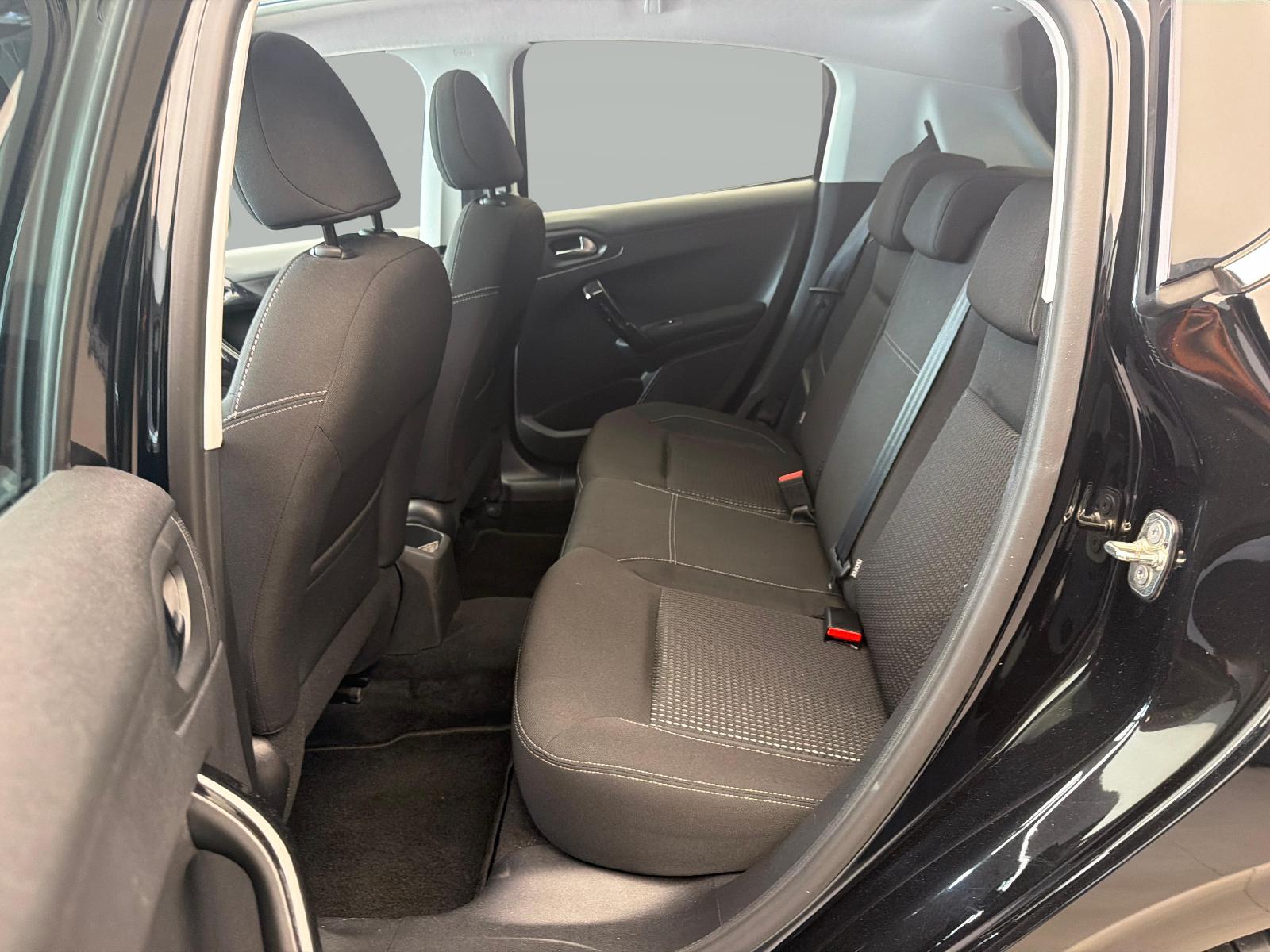 PEUGEOT 208 1.2 PureTech Allure S/S-image-10