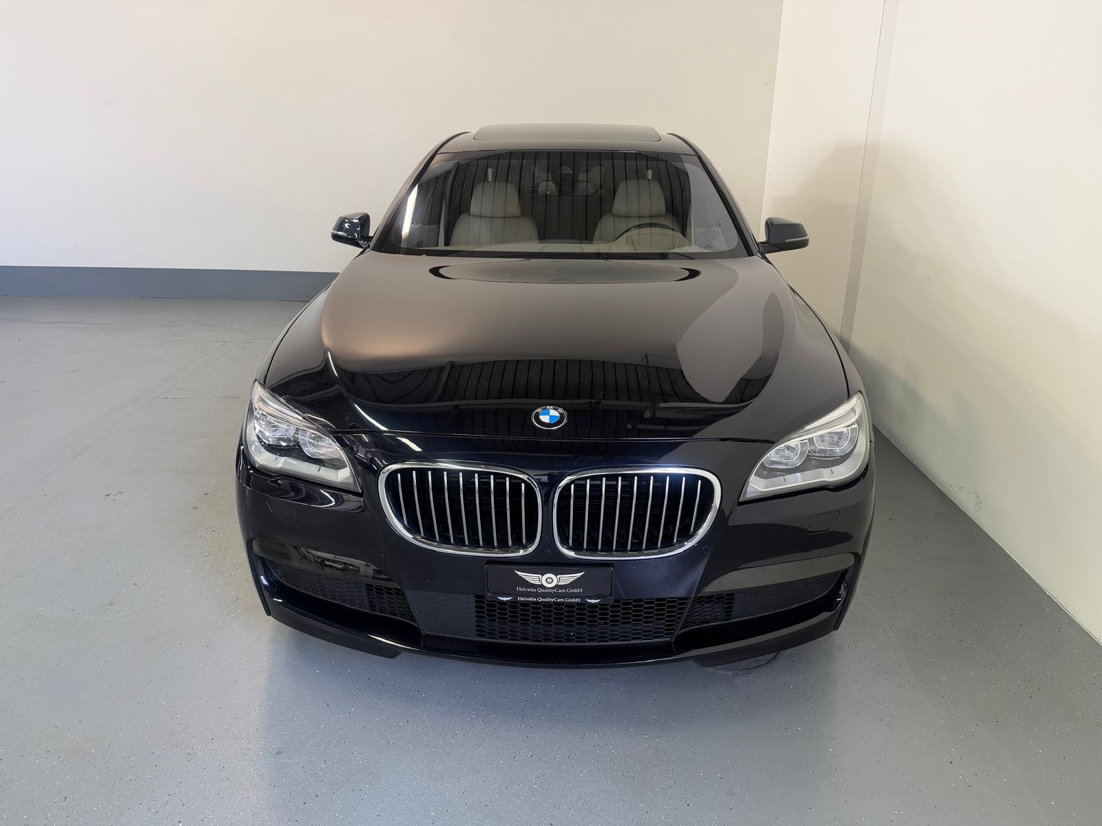 BMW 750i xDrive-showroom-element-3