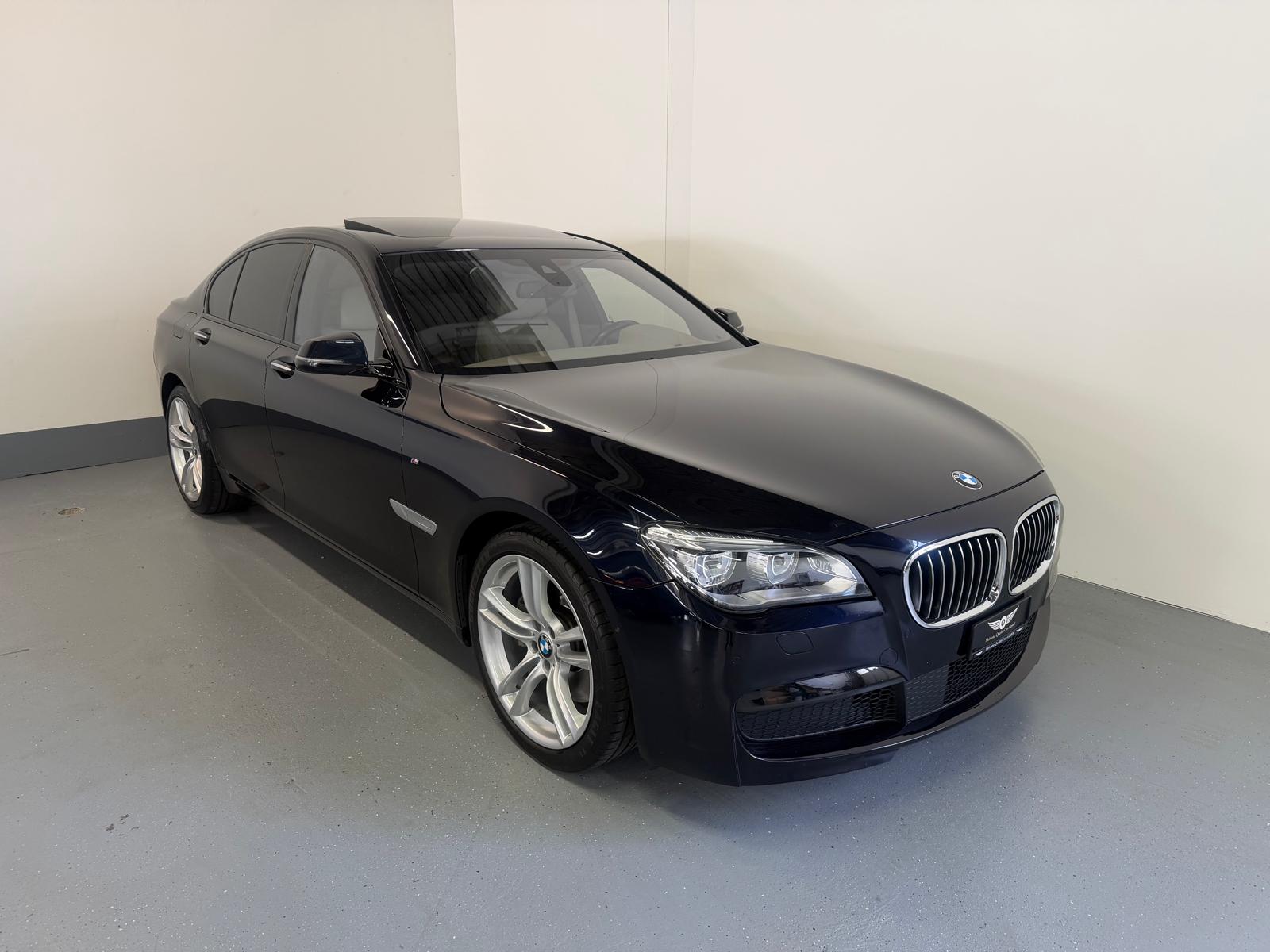BMW 750i xDrive-showroom-element-1