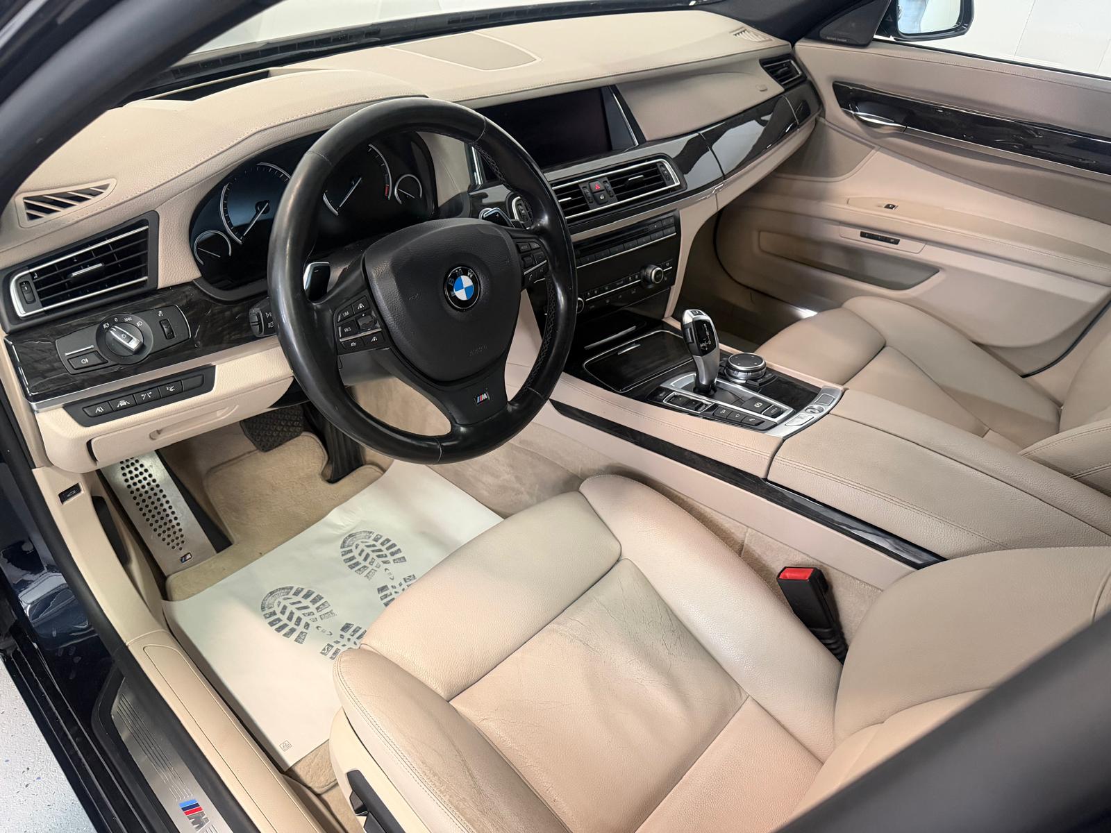 BMW 750i xDrive-image-13