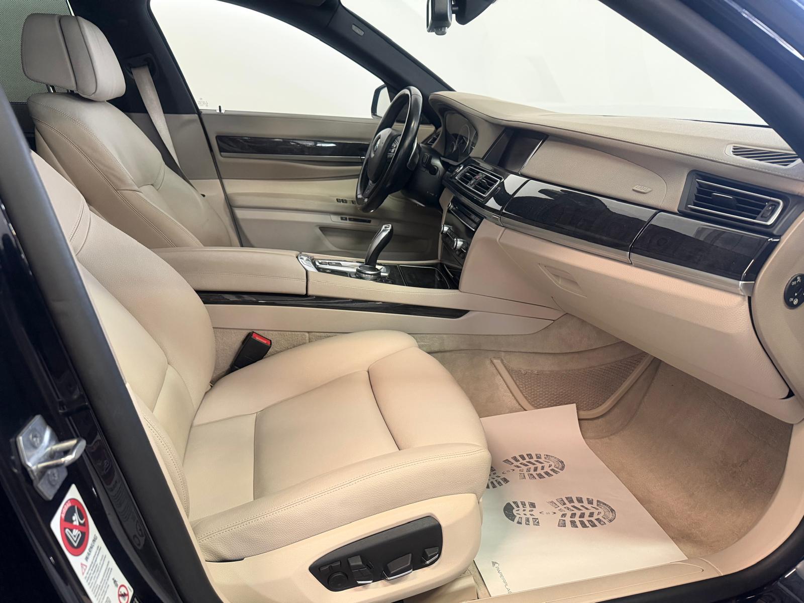 BMW 750i xDrive-image-15