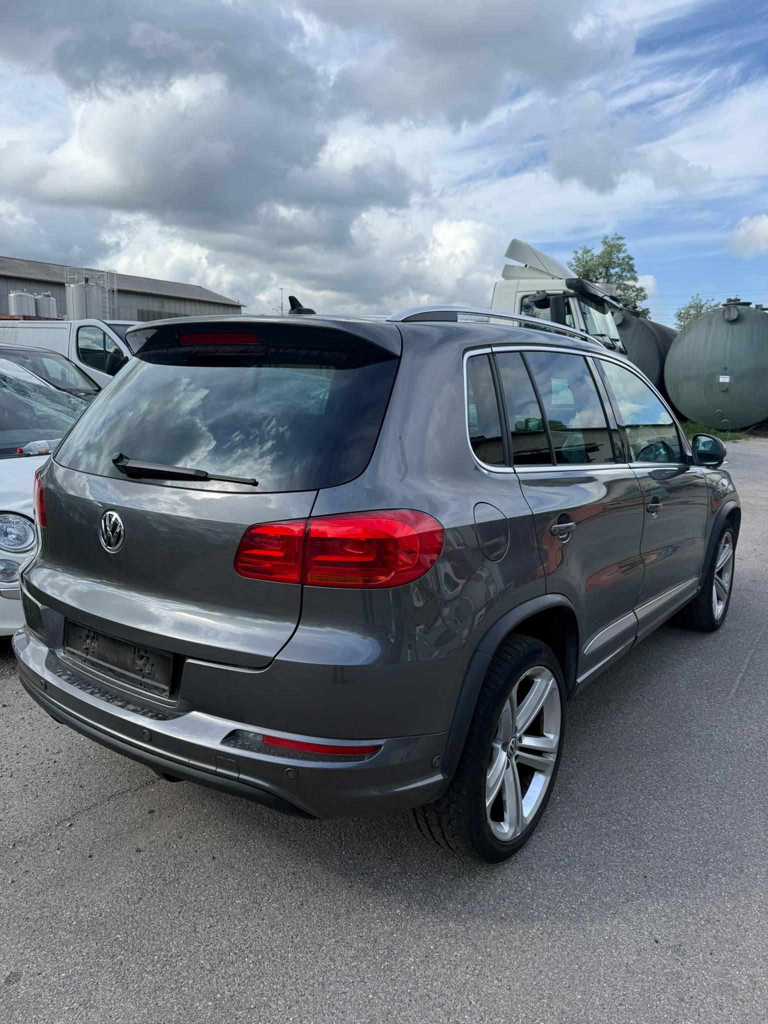 VW Tiguan 2.0 TSI R-Line Design 4Motion DSG-image-2
