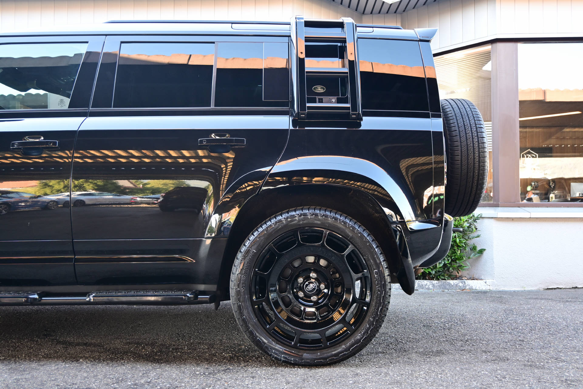 LAND ROVER Defender 110 3.0 D I6 250 X-Dynamic *All Black*Offroad*7 Plätzer*-image-5