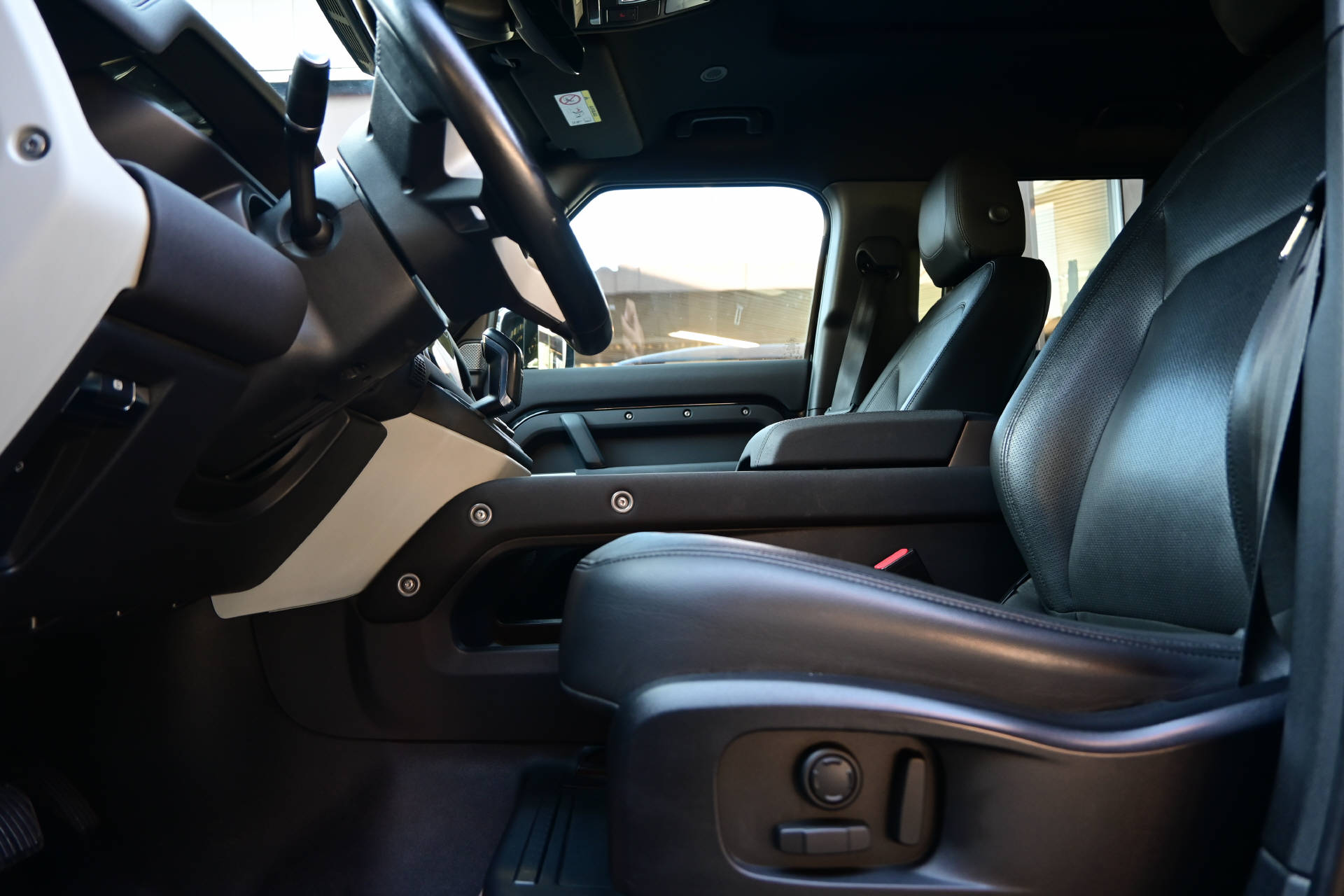 LAND ROVER Defender 110 3.0 D I6 250 X-Dynamic *All Black*Offroad*7 Plätzer*-image-14