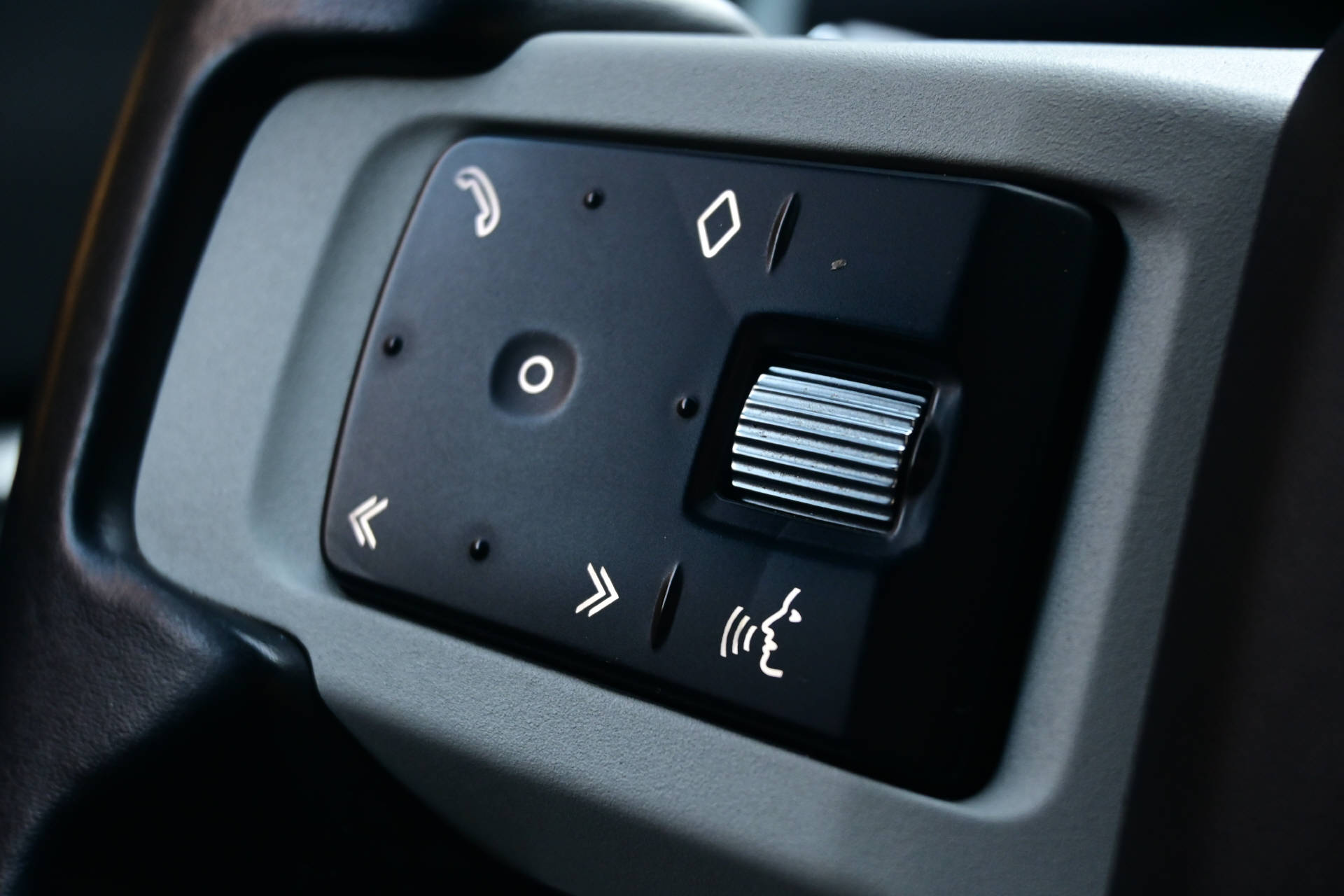 LAND ROVER Defender 110 3.0 D I6 250 X-Dynamic *All Black*Offroad*7 Plätzer*-image-23