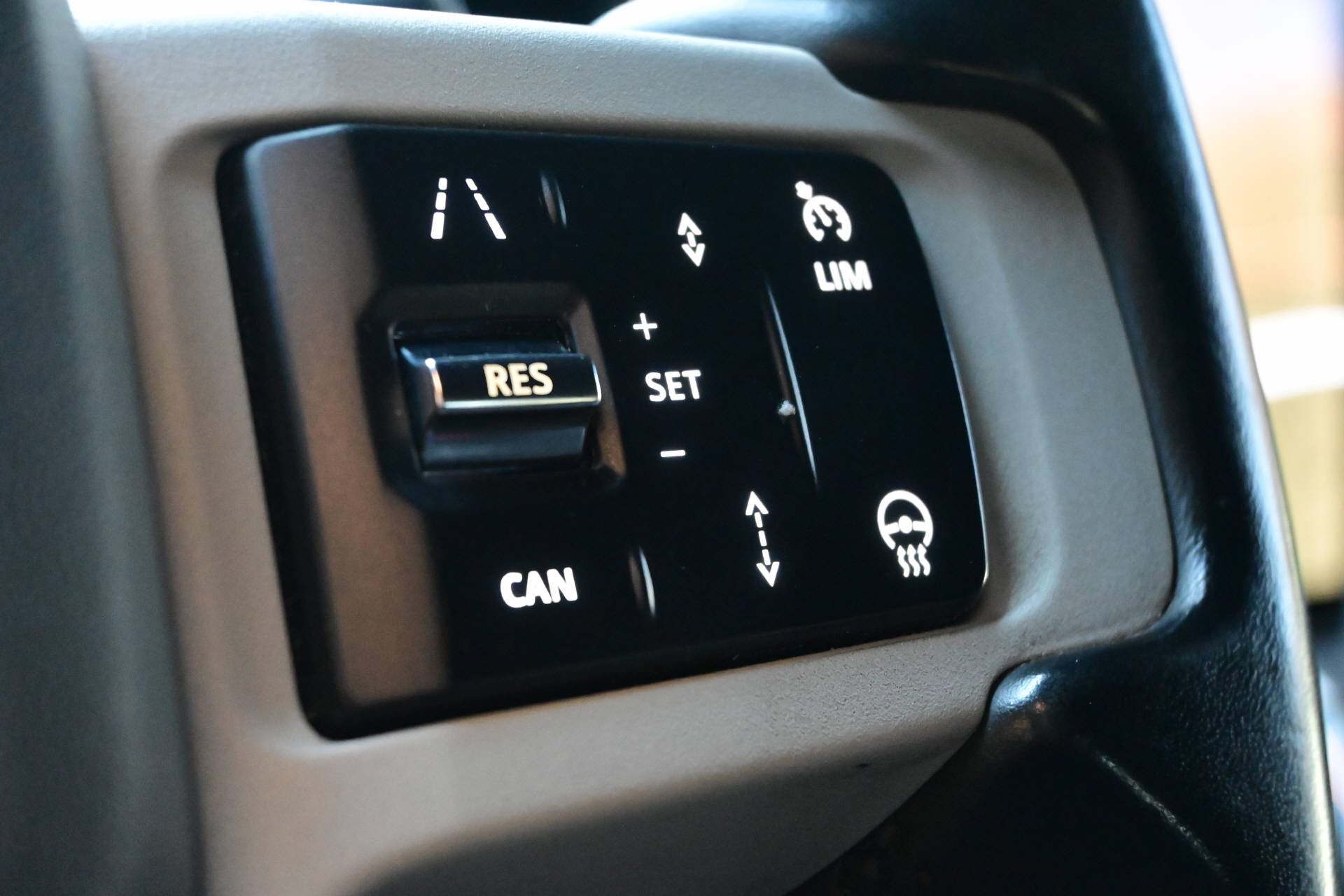 LAND ROVER Defender 110 3.0 D I6 250 X-Dynamic *All Black*Offroad*7 Plätzer*-image-17