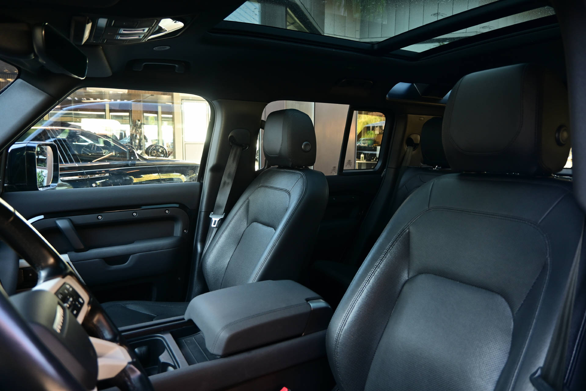 LAND ROVER Defender 110 3.0 D I6 250 X-Dynamic *All Black*Offroad*7 Plätzer*-image-16