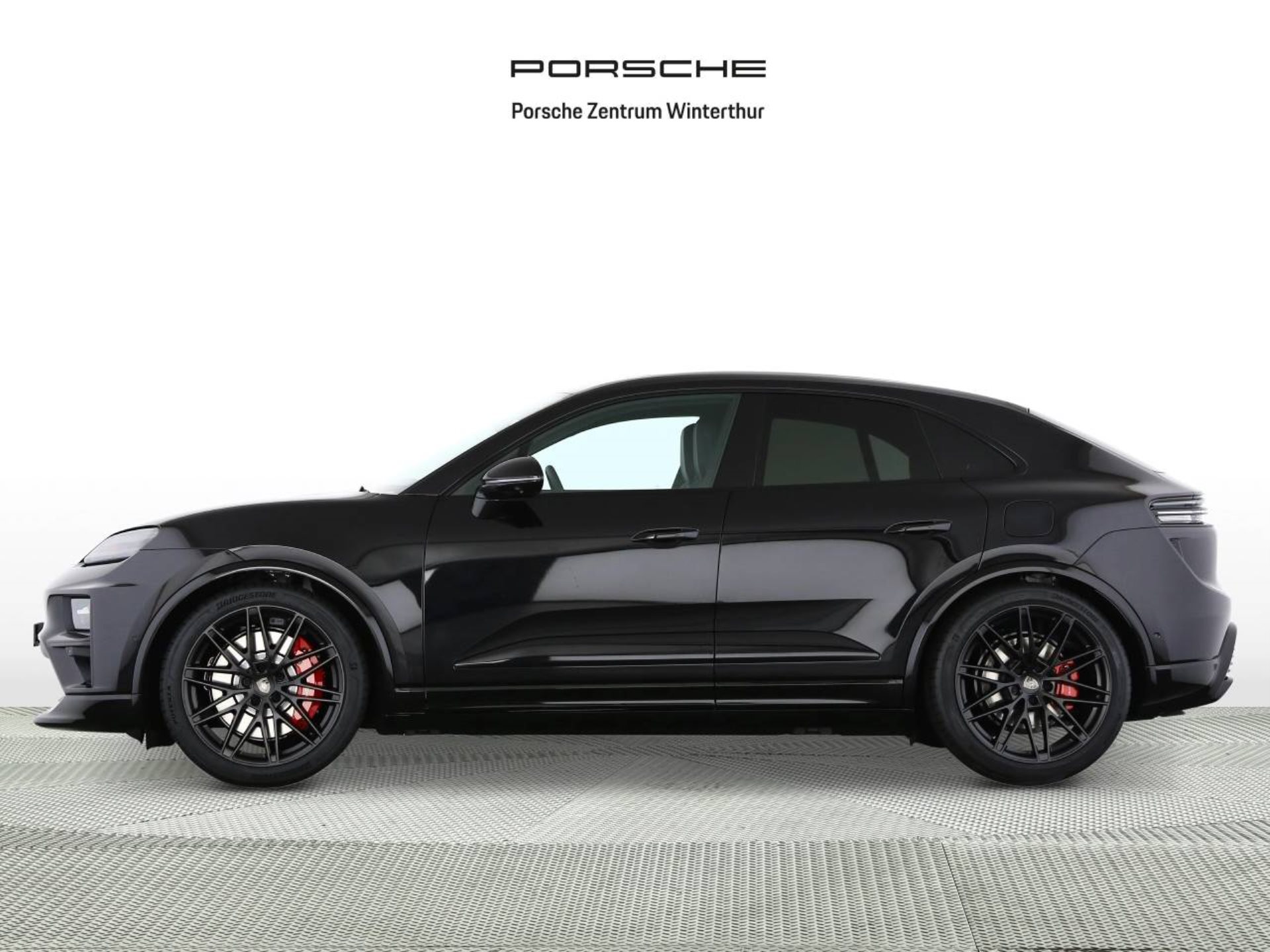 PORSCHE Macan Turbo-showroom-element-2