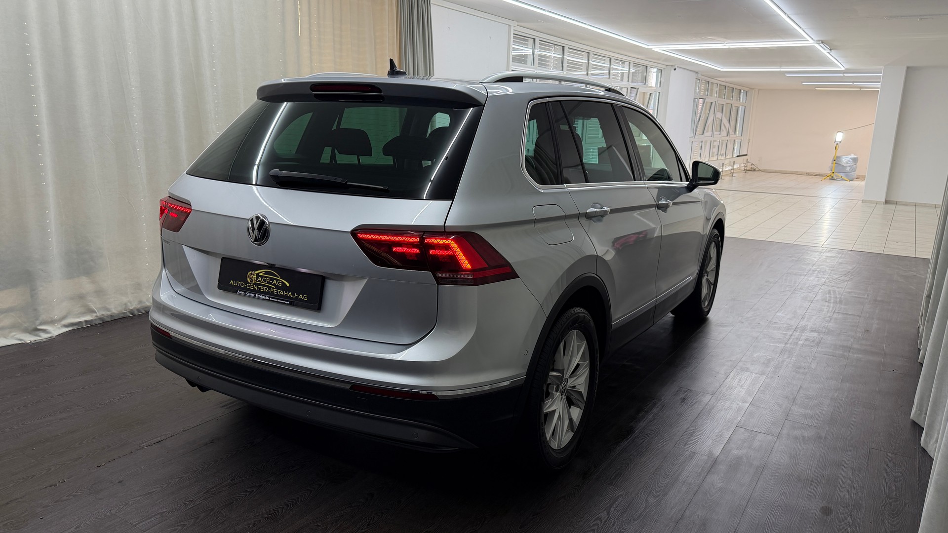 VW Tiguan 2.0TSI Highline 4Motion DSG-showroom-element-3