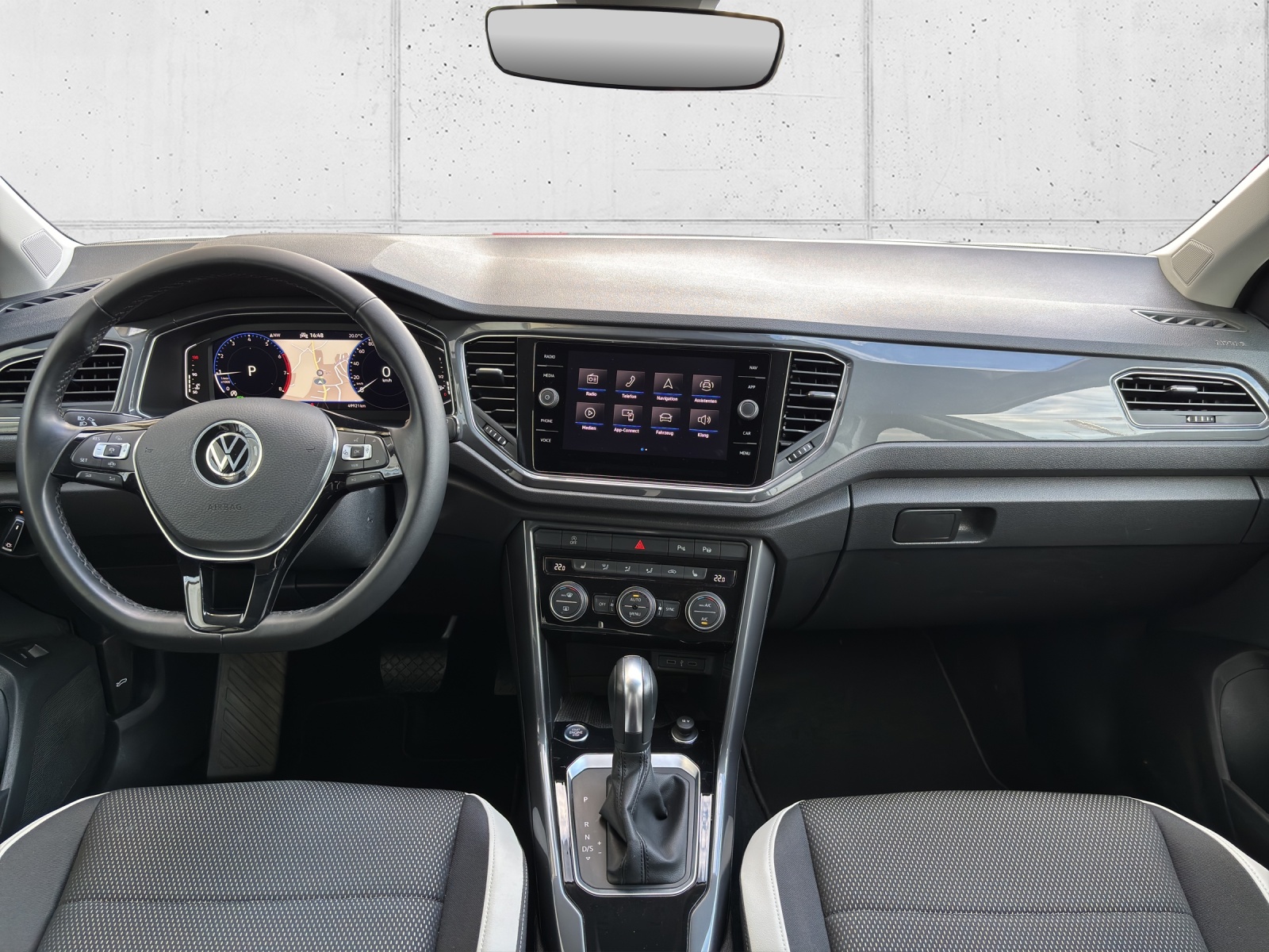 VW T-Roc 1.5 TSI EVO Sport R-Line DSG mit AHK, Rückfahrkamera & Winterräder-image-11
