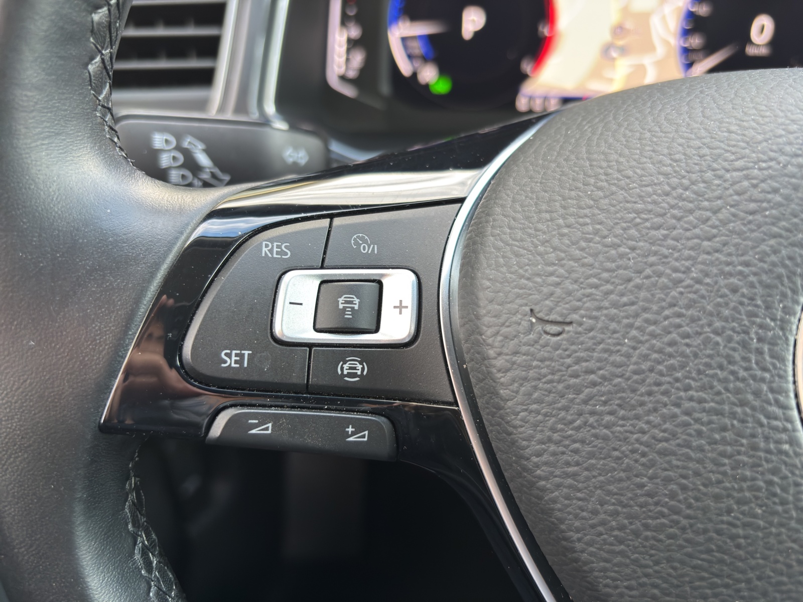 VW T-Roc 1.5 TSI EVO Sport R-Line DSG mit AHK, Rückfahrkamera & Winterräder-image-13