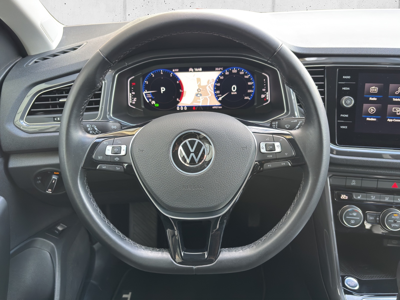 VW T-Roc 1.5 TSI EVO Sport R-Line DSG mit AHK, Rückfahrkamera & Winterräder-image-12