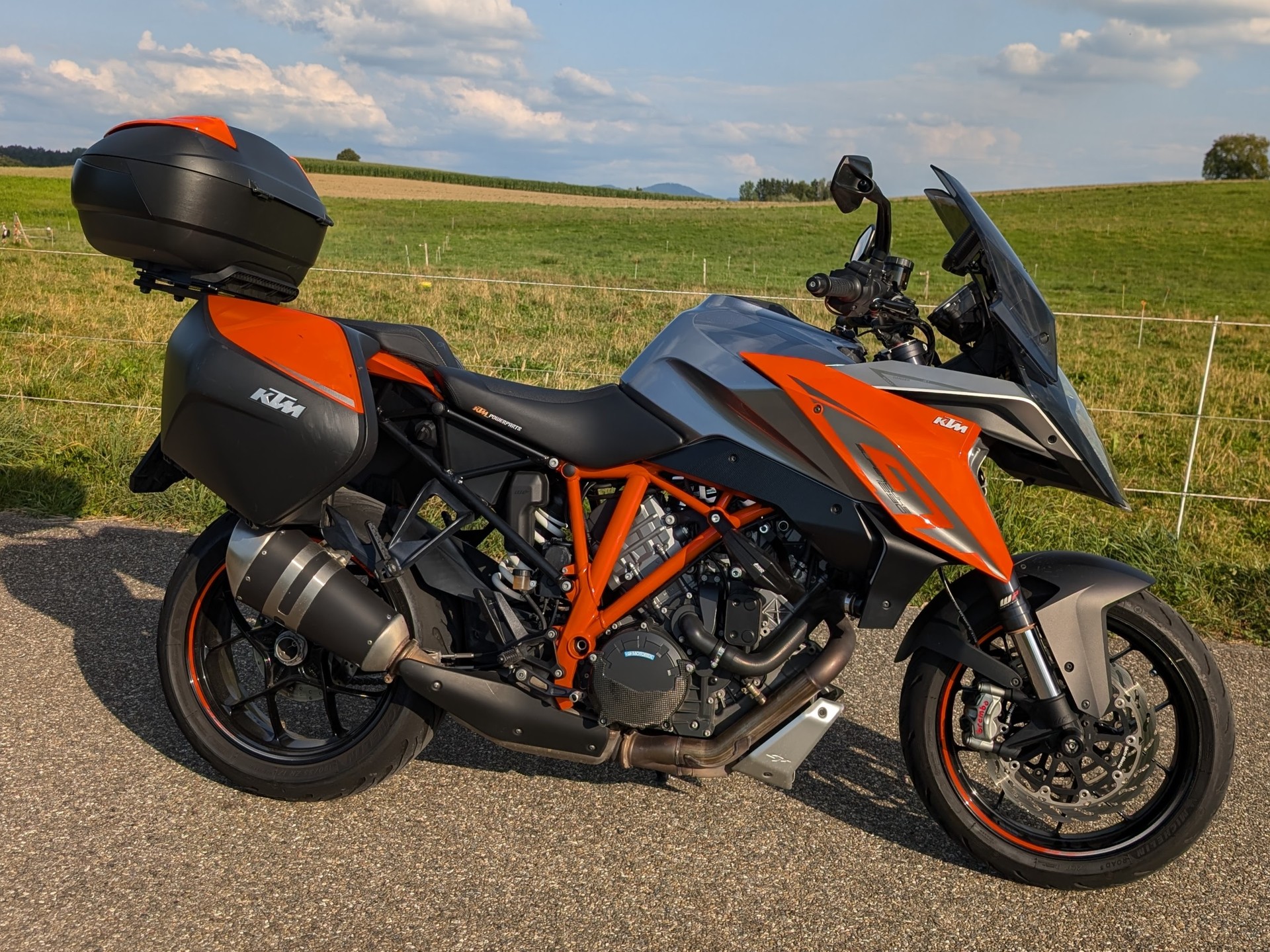 KTM 1290 Super Duke GT-image-1