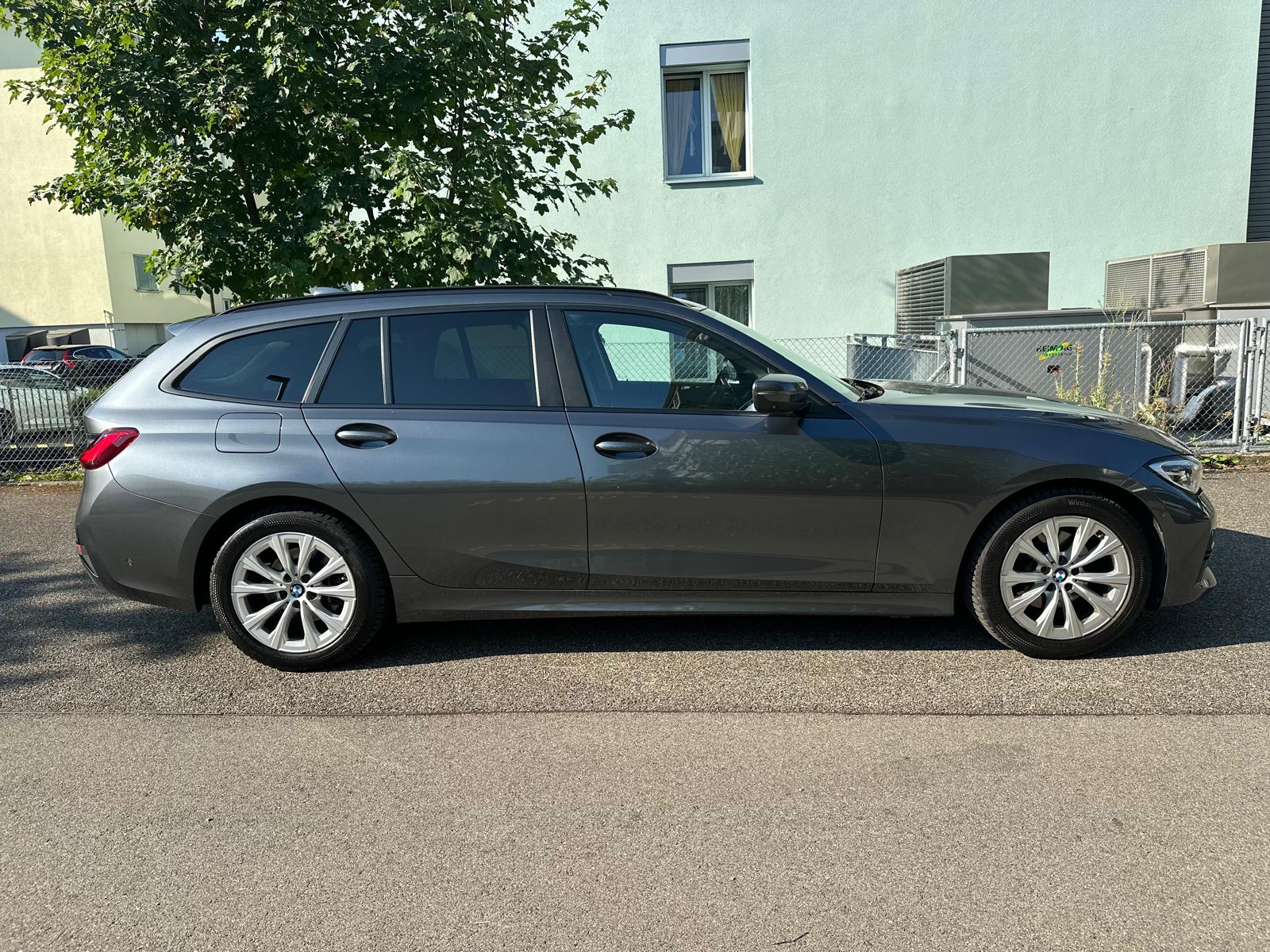 BMW 320d xDrive Touring Steptronic-showroom-element-1