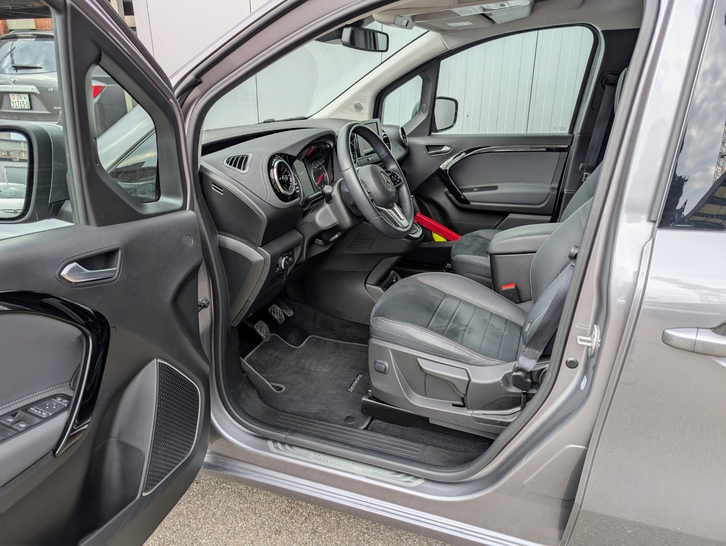 MERCEDES-BENZ T 180 Progressive Rollstuhlrampe-showroom-element-1