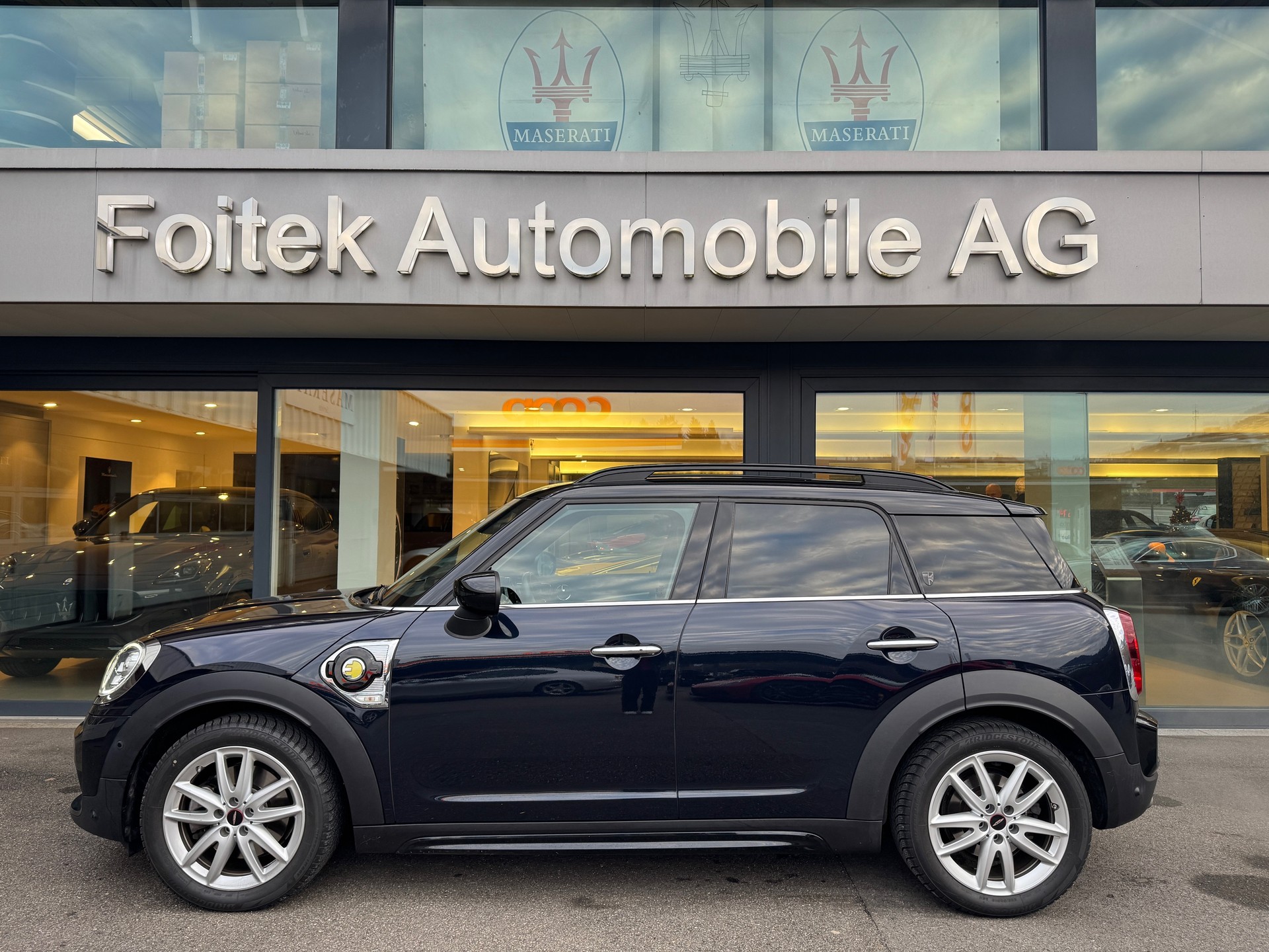 MINI Countryman Co.S E Trafalgar-showroom-element-1