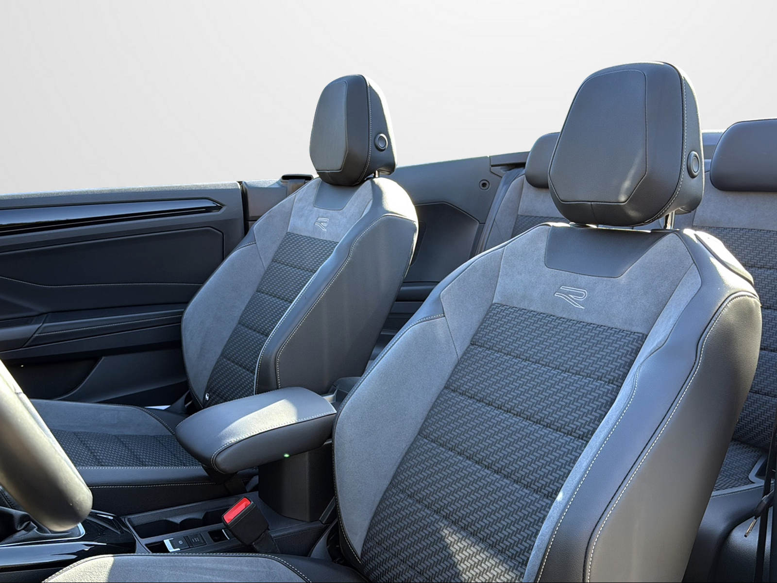 VW T-Roc Cabriolet 1.5 TSI EVO R-Line DSG-image-11