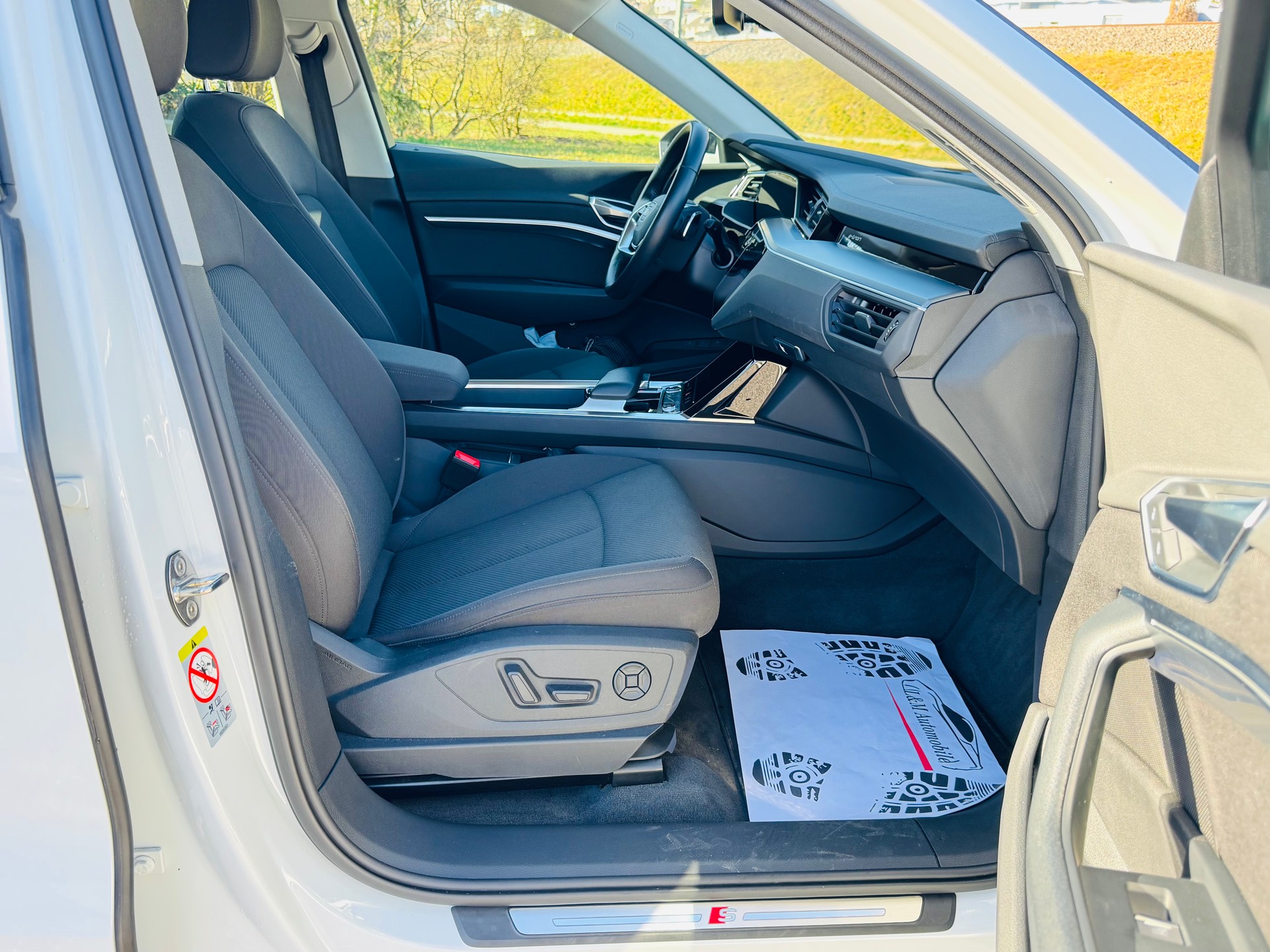 AUDI e-tron 50 S Line quattro-image-12
