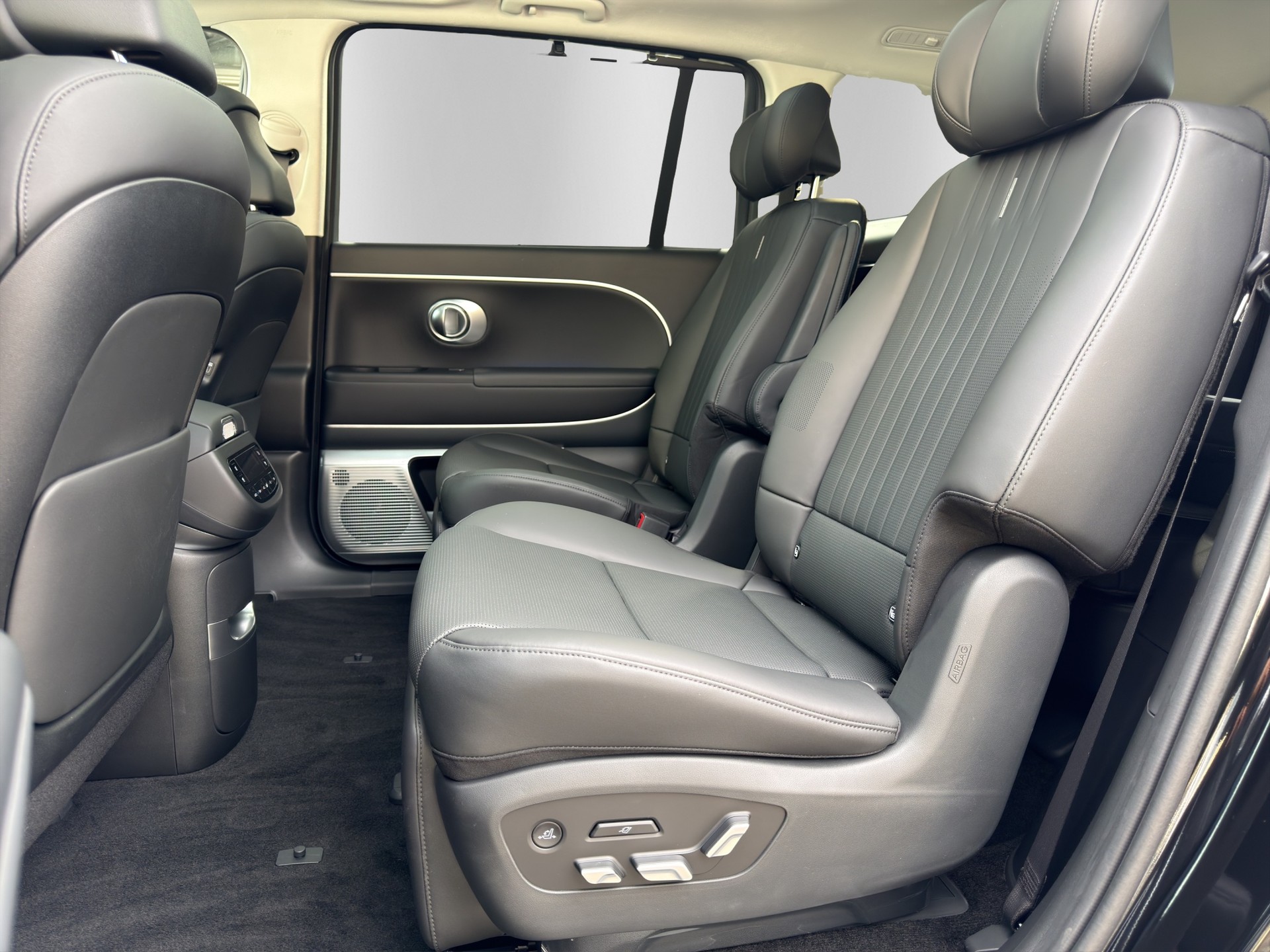 HYUNDAI Ioniq 9 110kWh Calli. 4WD-image-10