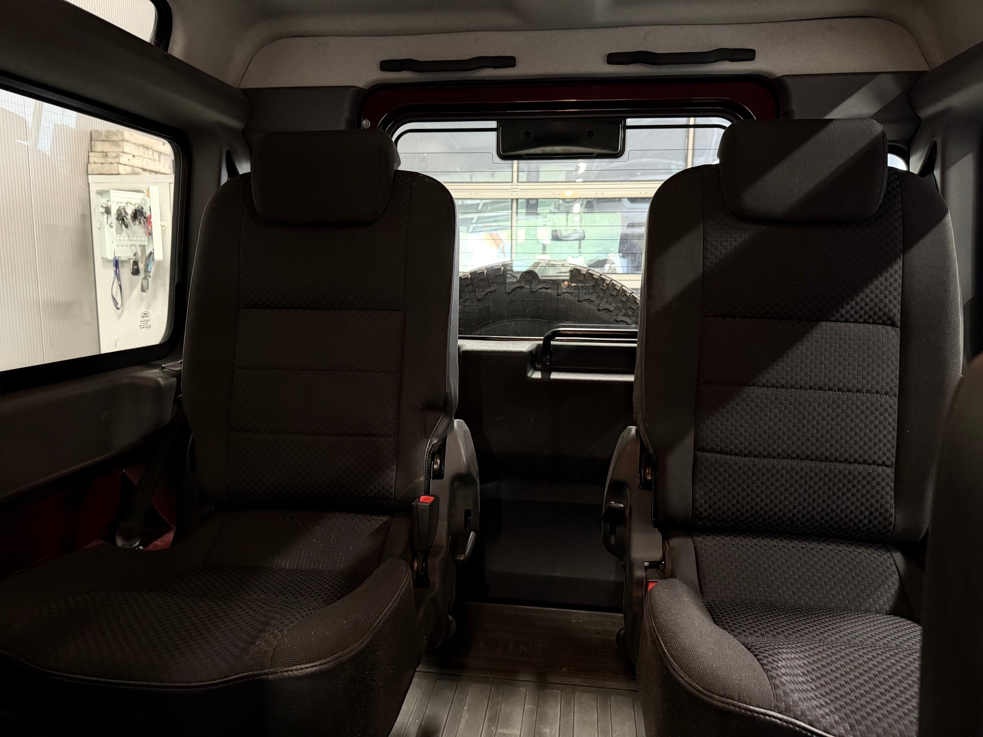 LAND ROVER Defender 90 2.2 TD4 Station Wagon-image-12
