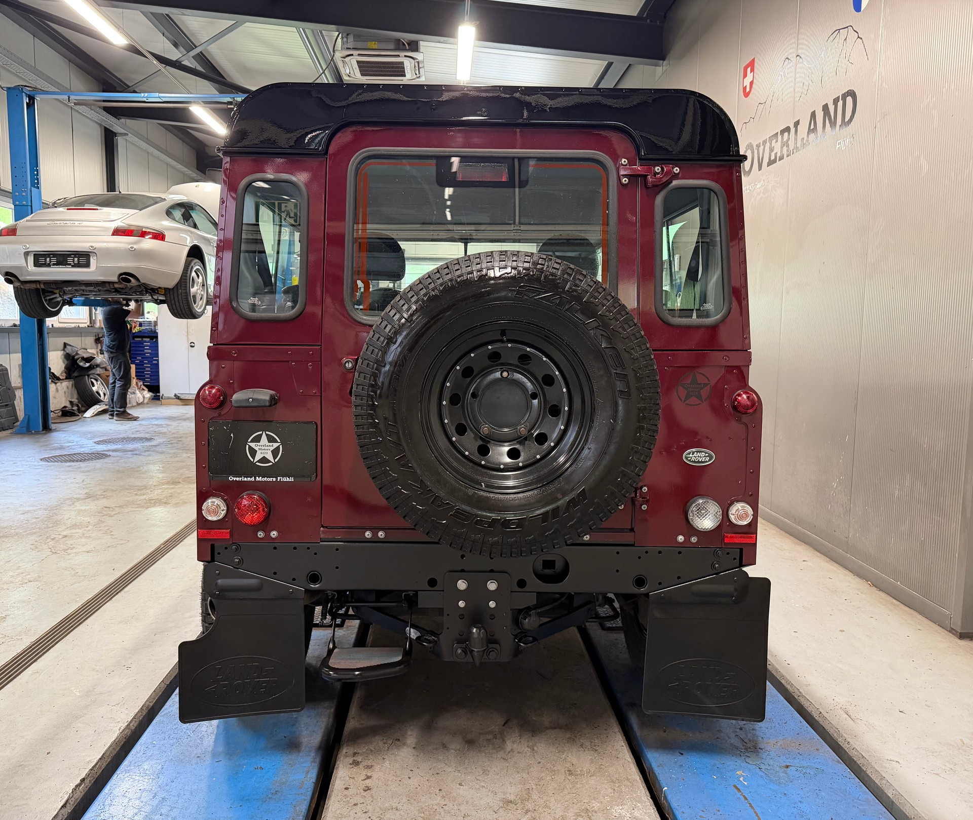 LAND ROVER Defender 90 2.2 TD4 Station Wagon-showroom-element-3