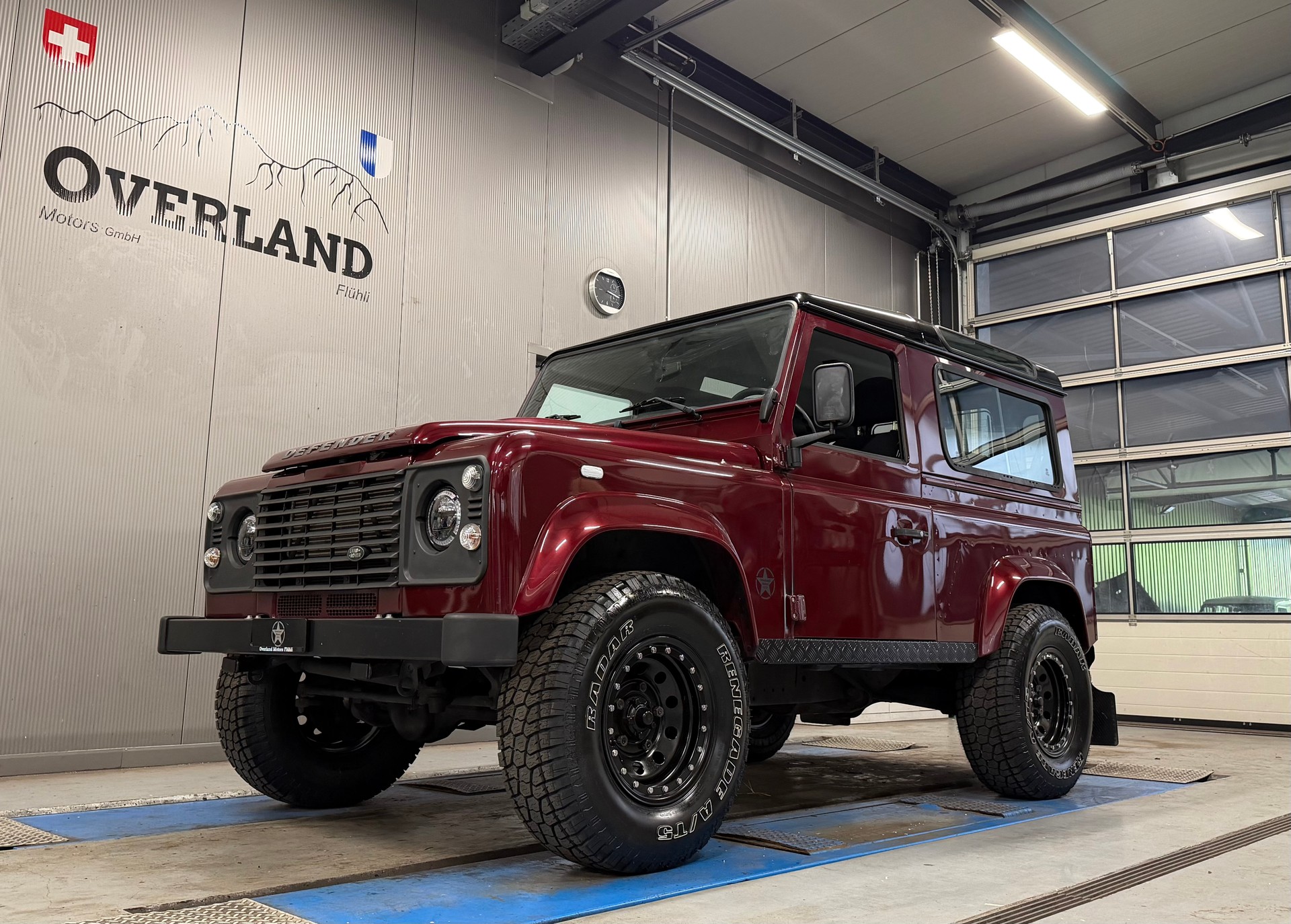 LAND ROVER Defender 90 2.2 TD4 Station Wagon-image-17
