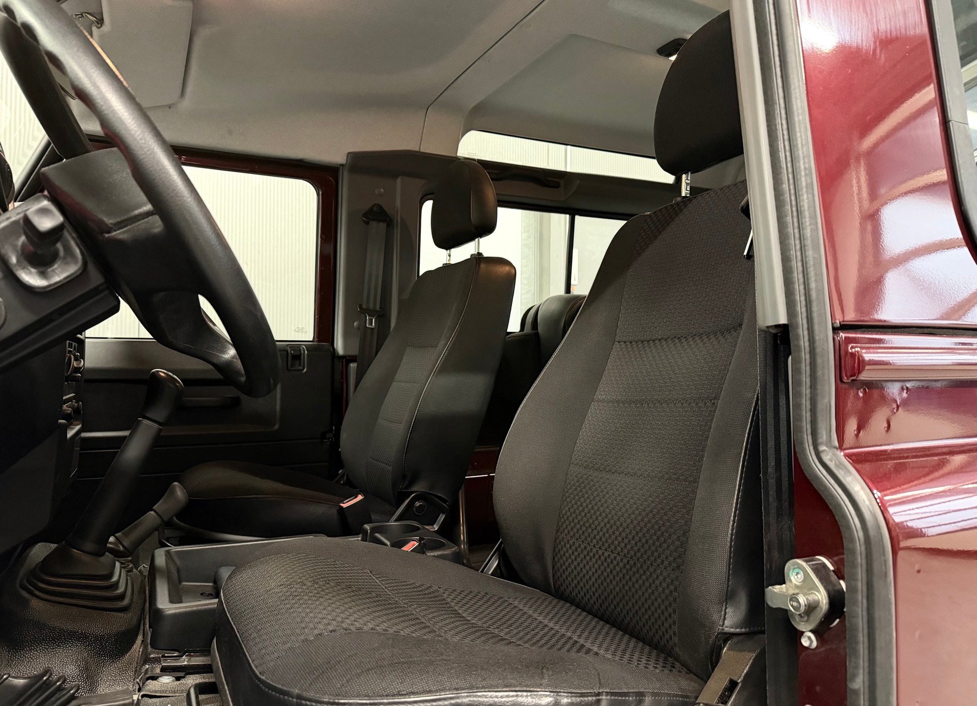 LAND ROVER Defender 90 2.2 TD4 Station Wagon-image-8