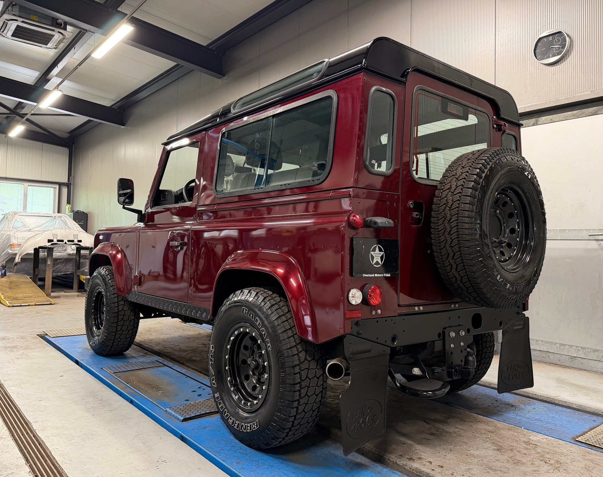 LAND ROVER Defender 90 2.2 TD4 Station Wagon-showroom-element-2