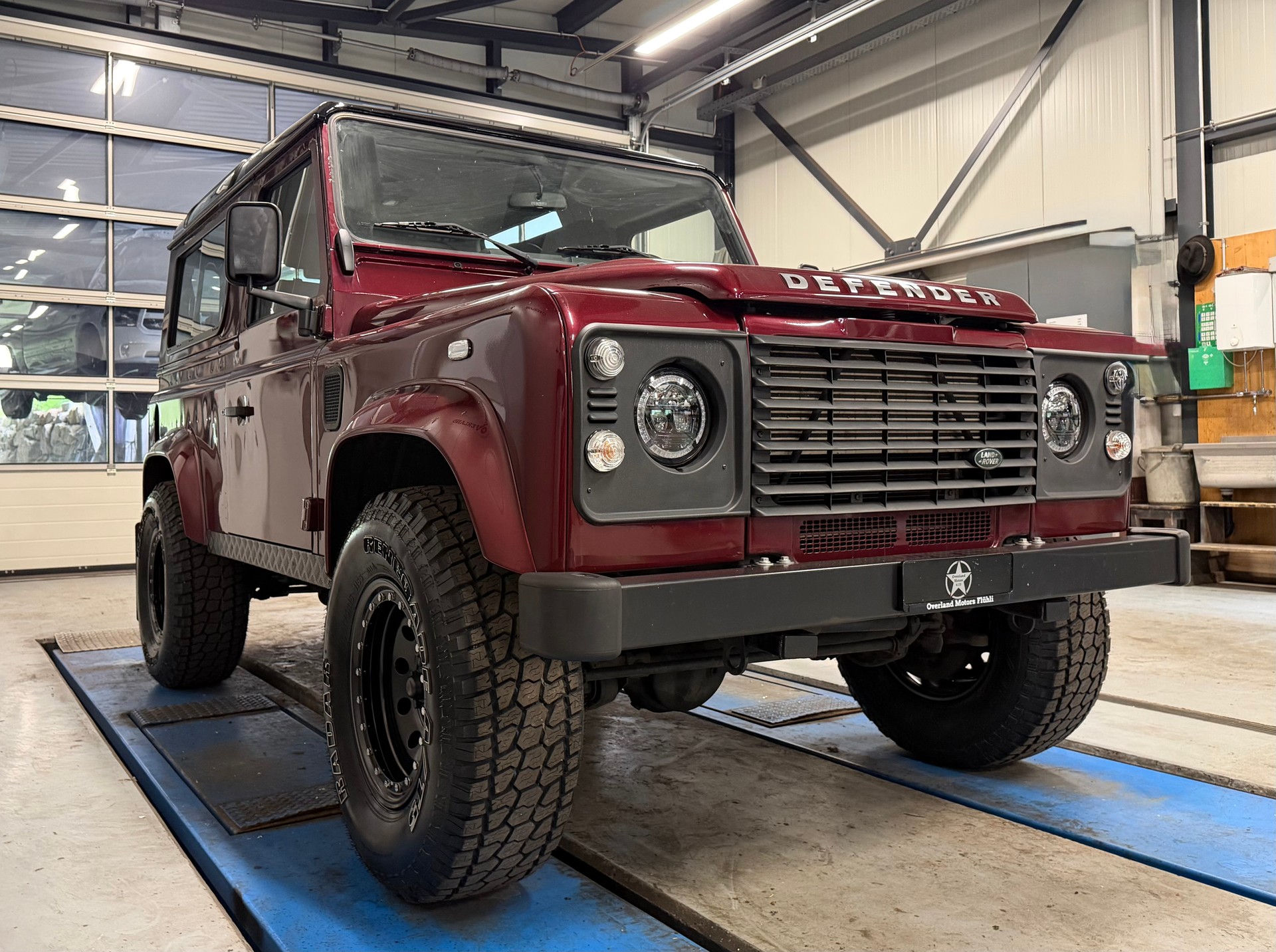 LAND ROVER Defender 90 2.2 TD4 Station Wagon-image-5