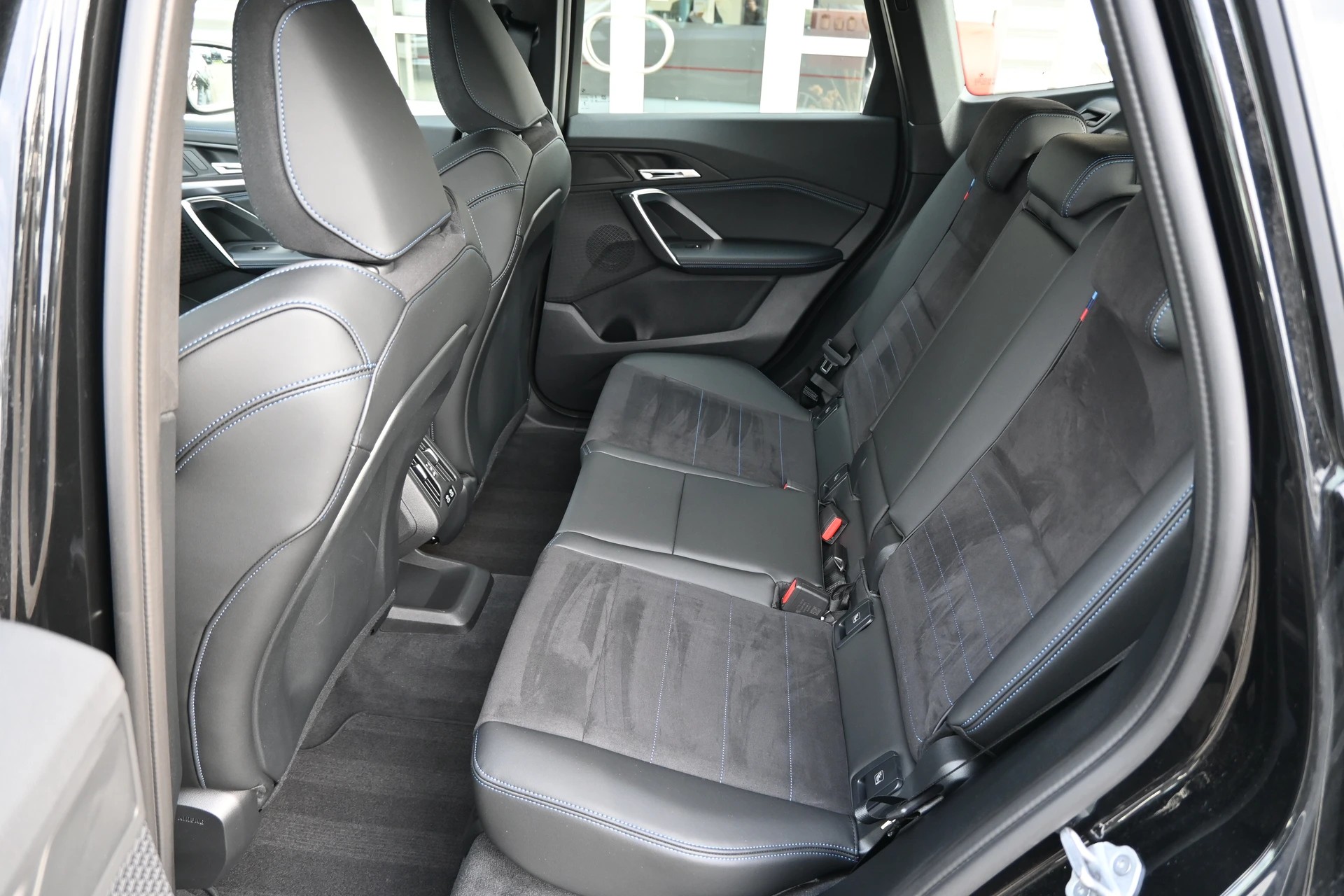 BMW X1 sDrive 18i M Sport Automat + Werksgarantie 08.2027-image-13