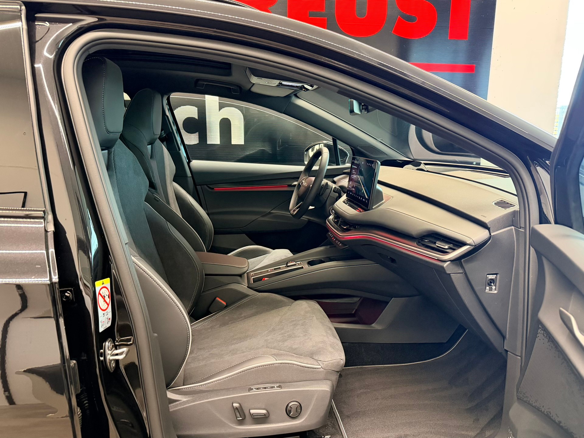 SKODA Enyaq 85x Sportline 4x4-image-24
