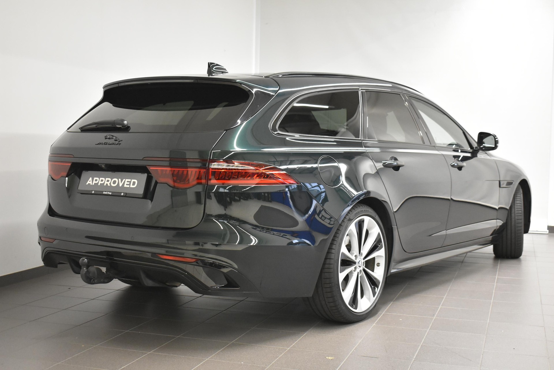 JAGUAR XF Sportbrake 2.0 I4 300 Sport AWD - Pneumatici invernali & Servizi inclusi-showroom-element-2