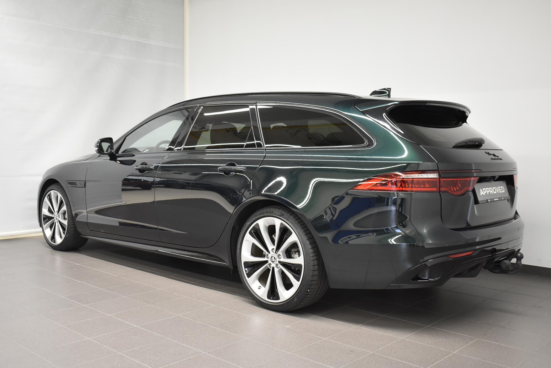 JAGUAR XF Sportbrake 2.0 I4 300 Sport AWD - Pneumatici invernali & Servizi inclusi-showroom-element-3