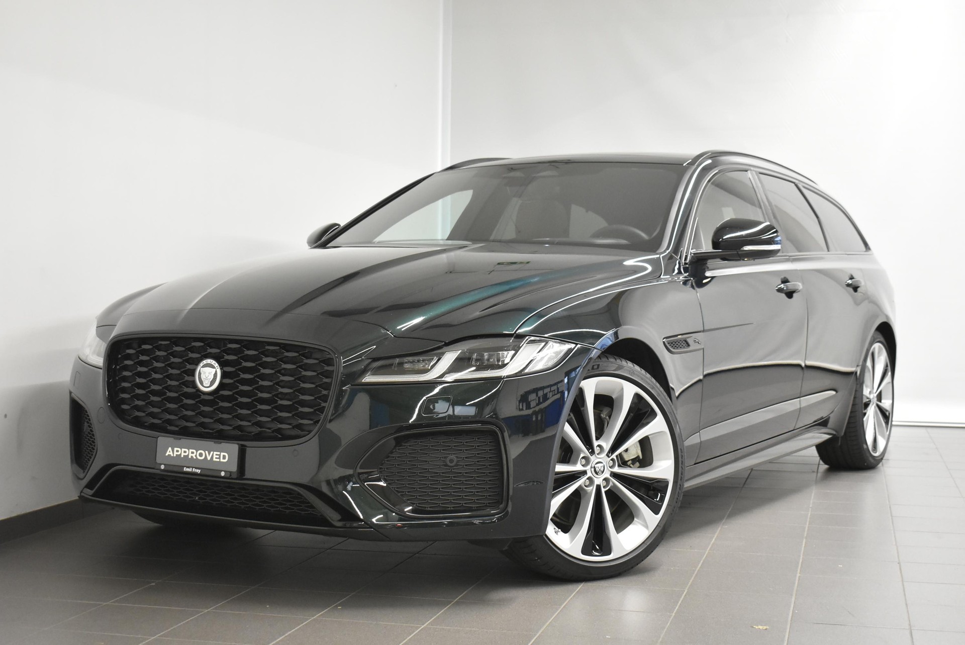 JAGUAR XF Sportbrake 2.0 I4 300 Sport AWD - Pneumatici invernali & Servizi inclusi - Tasso leasing 1.99%!-showroom-element-1