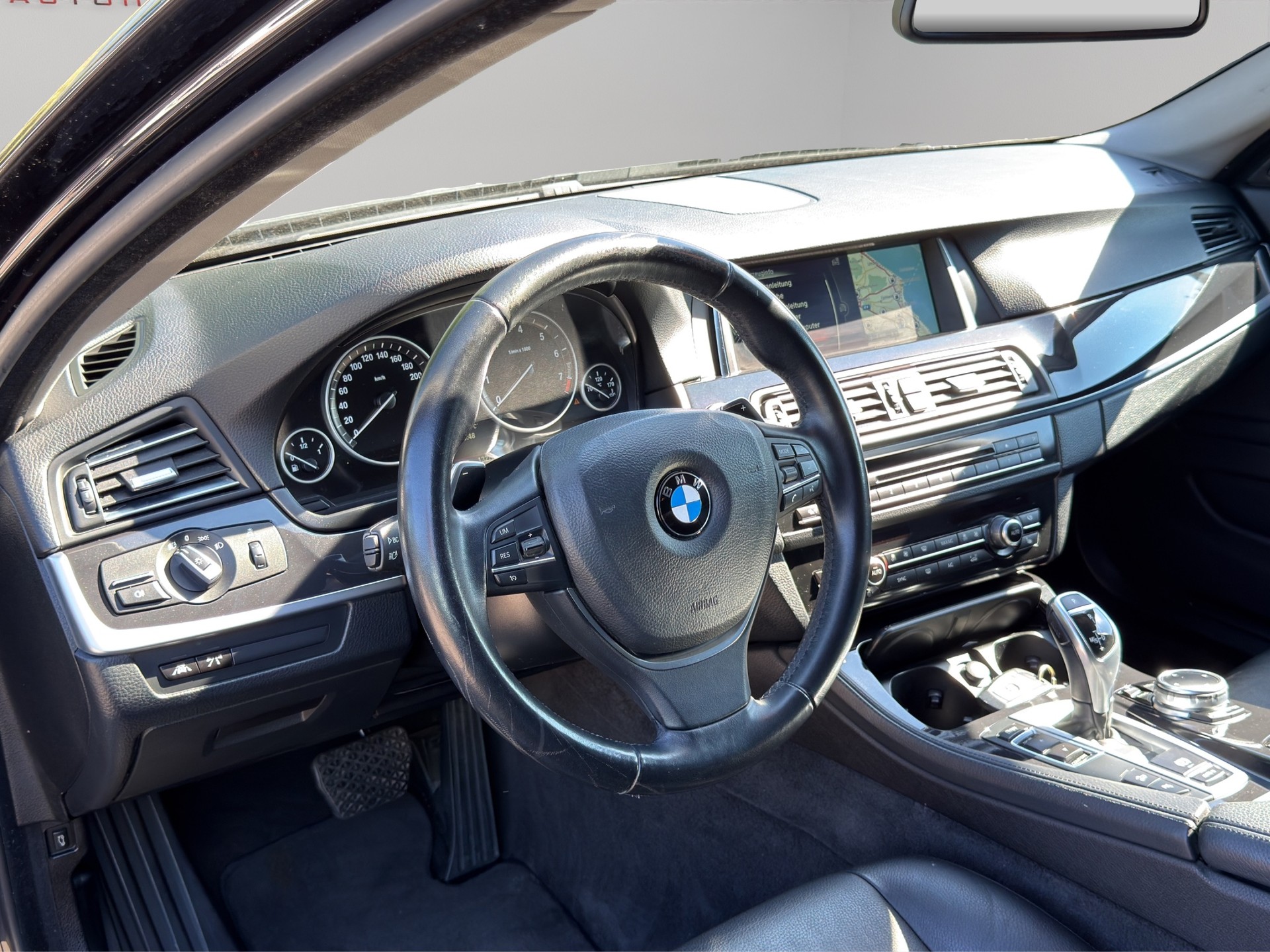 BMW 528i xDrive Steptronic-image-15
