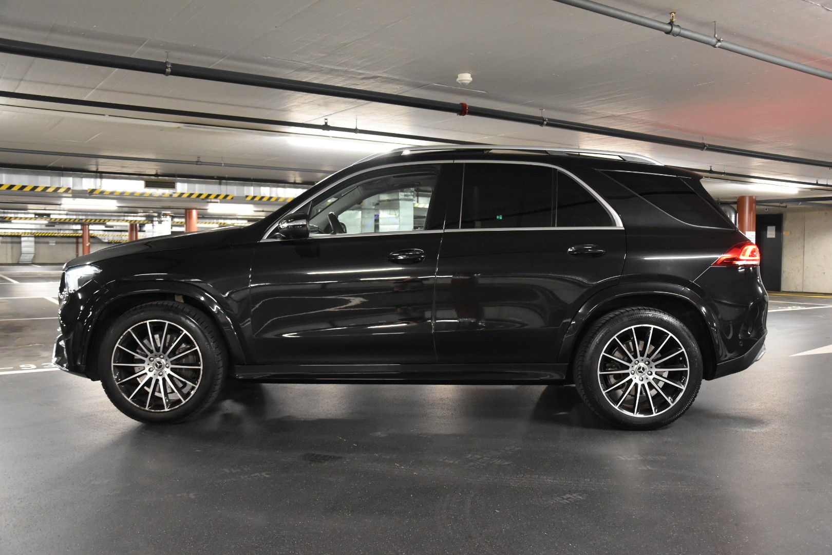 MERCEDES-BENZ GLE 300 d 4Matic AMG Line 9G-Tronic-showroom-element-3