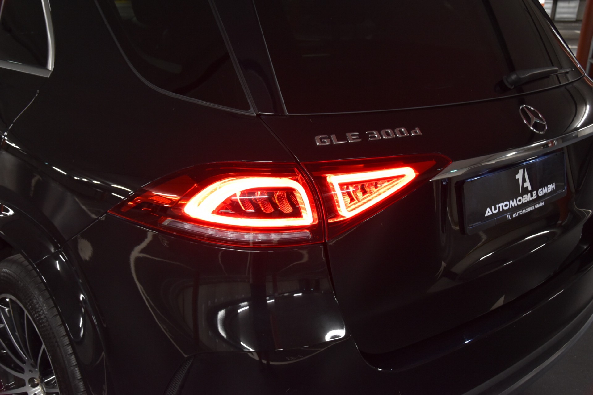 MERCEDES-BENZ GLE 300 d 4Matic AMG Line 9G-Tronic-image-5