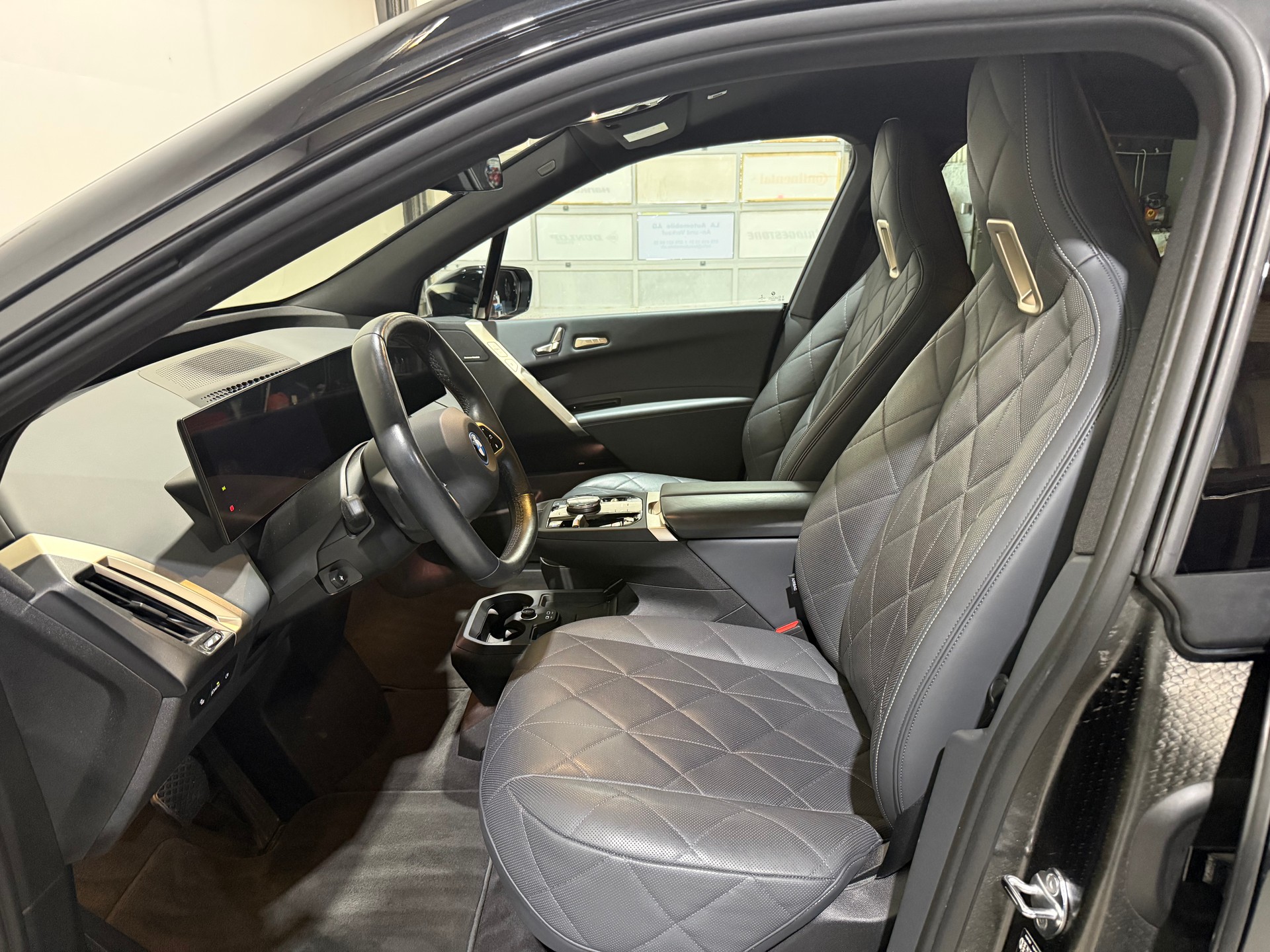 BMW iX xDrive40 Launch Edition-image-12