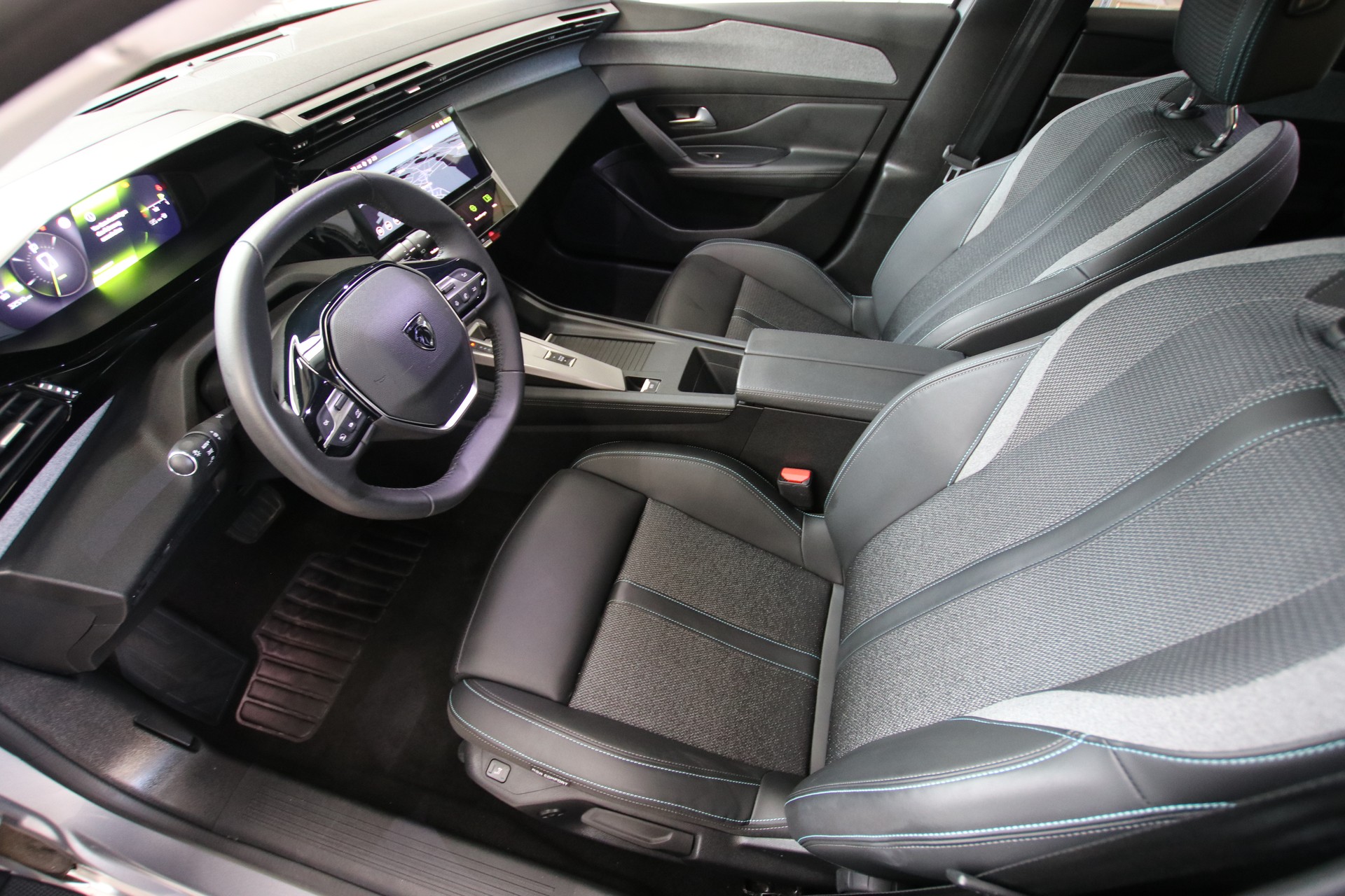 PEUGEOT 308 SW 1.2 Pure Tech Allure EAT8-image-11