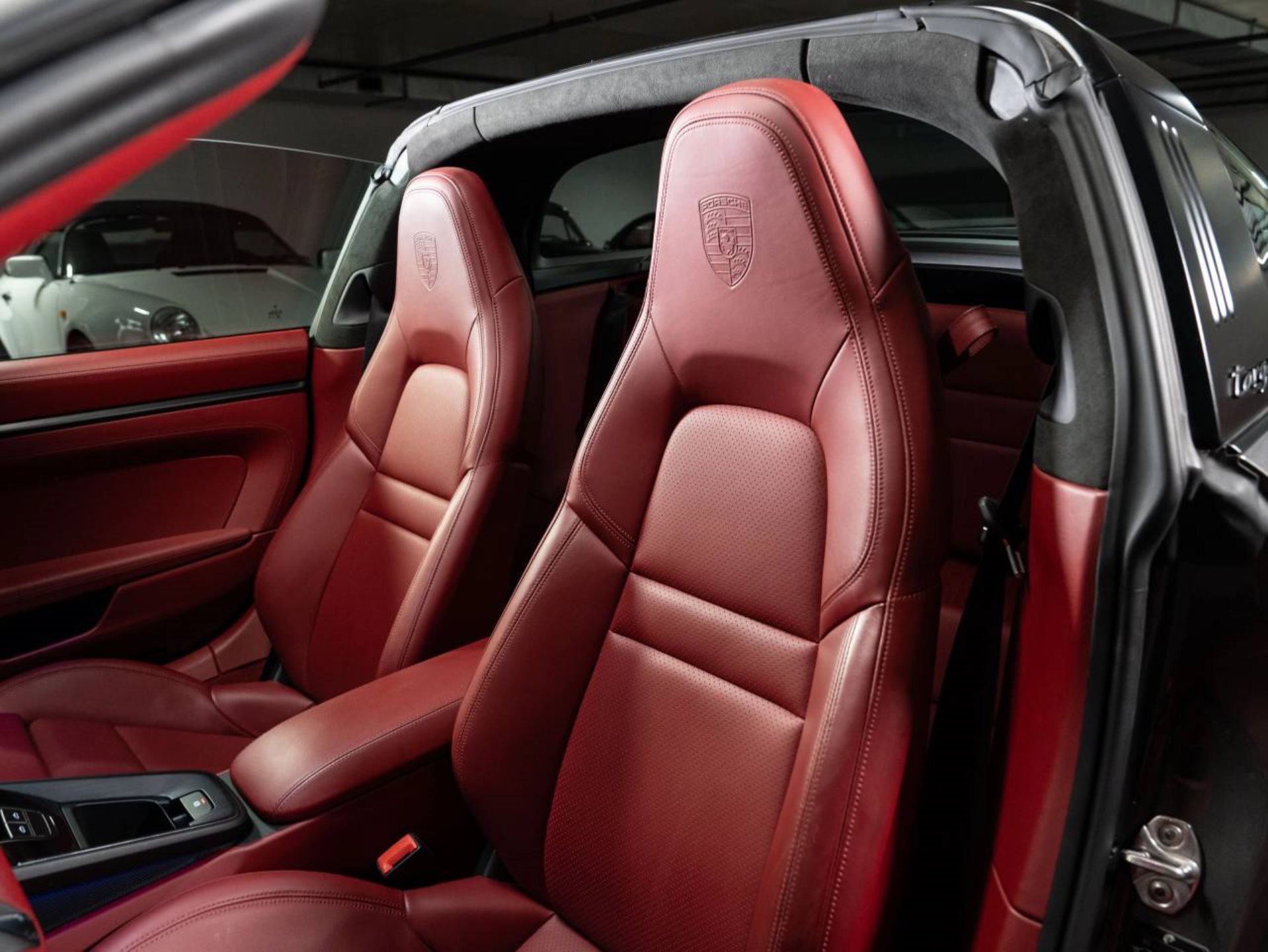 PORSCHE 911 Targa 4 GTS-image-4